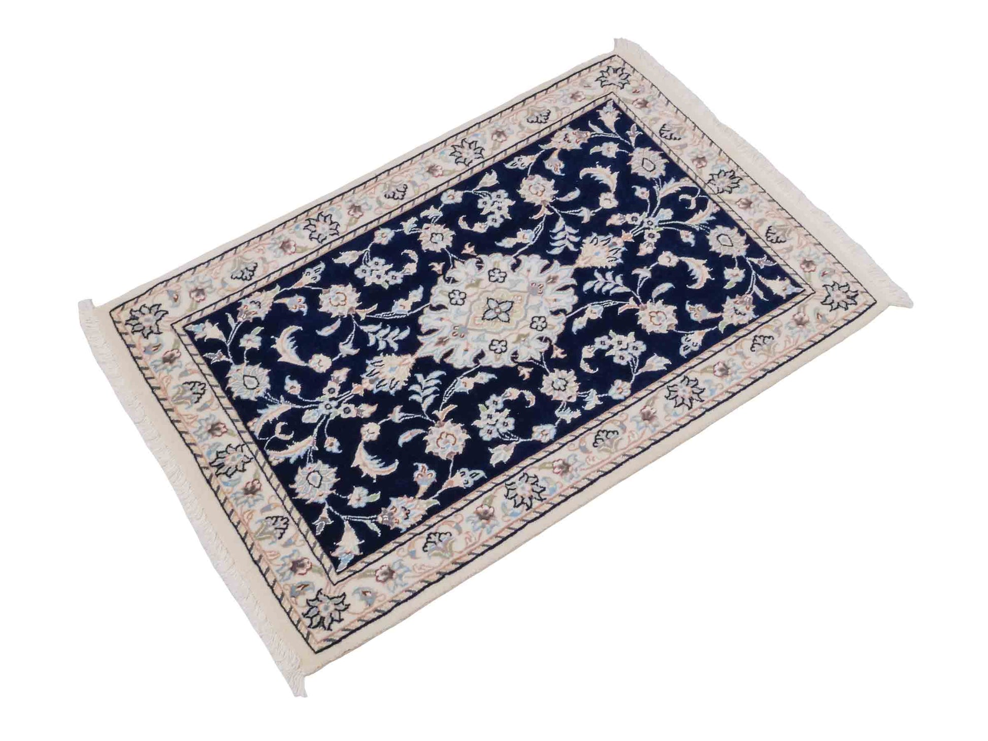 Handgeknüpfter Nain 9La Perserteppich von Khademi aus Wolle mit Seide, blau, weiß. Persischer Orientteppich mit Medaillon. Von Hand geknüpft in Iran / Persien. Größe: 94 cm x 62 cm. Teppichnummer: SB3-1014. Verkauf durch Jupiter Intl.