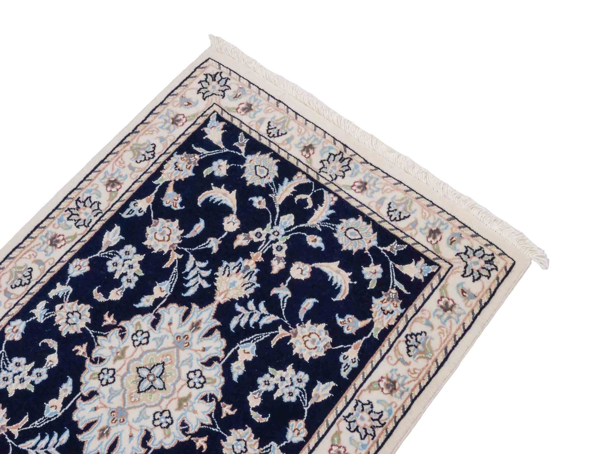 Handgeknüpfter Nain 9La Perserteppich von Khademi aus Wolle mit Seide, blau, weiß. Persischer Orientteppich mit Medaillon. Von Hand geknüpft in Iran / Persien. Größe: 94 cm x 62 cm. Teppichnummer: SB3-1014. Verkauf durch Jupiter Intl.