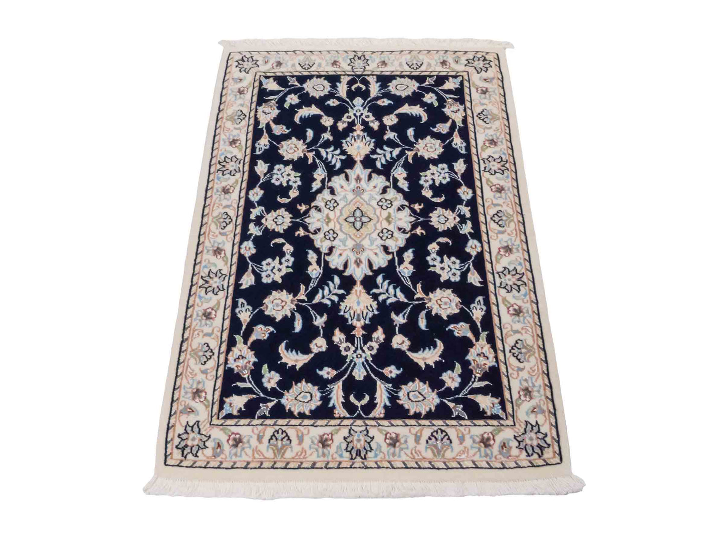 Handgeknüpfter Nain 9La Perserteppich von Khademi aus Wolle mit Seide, blau, weiß. Persischer Orientteppich mit Medaillon. Von Hand geknüpft in Iran / Persien. Größe: 94 cm x 62 cm. Teppichnummer: SB3-1014. Verkauf durch Jupiter Intl.
