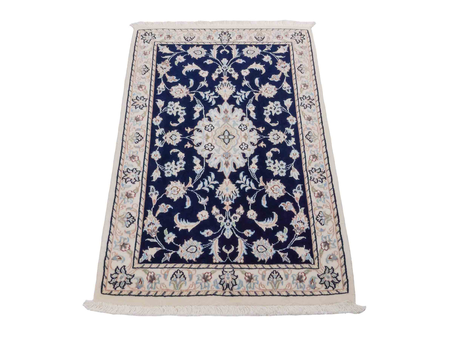 Handgeknüpfter Nain 9La Perserteppich von Khademi aus Wolle mit Seide, blau, weiß. Persischer Orientteppich mit Medaillon. Von Hand geknüpft in Iran / Persien. Größe: 94 cm x 62 cm. Teppichnummer: SB3-1014. Verkauf durch Jupiter Intl.