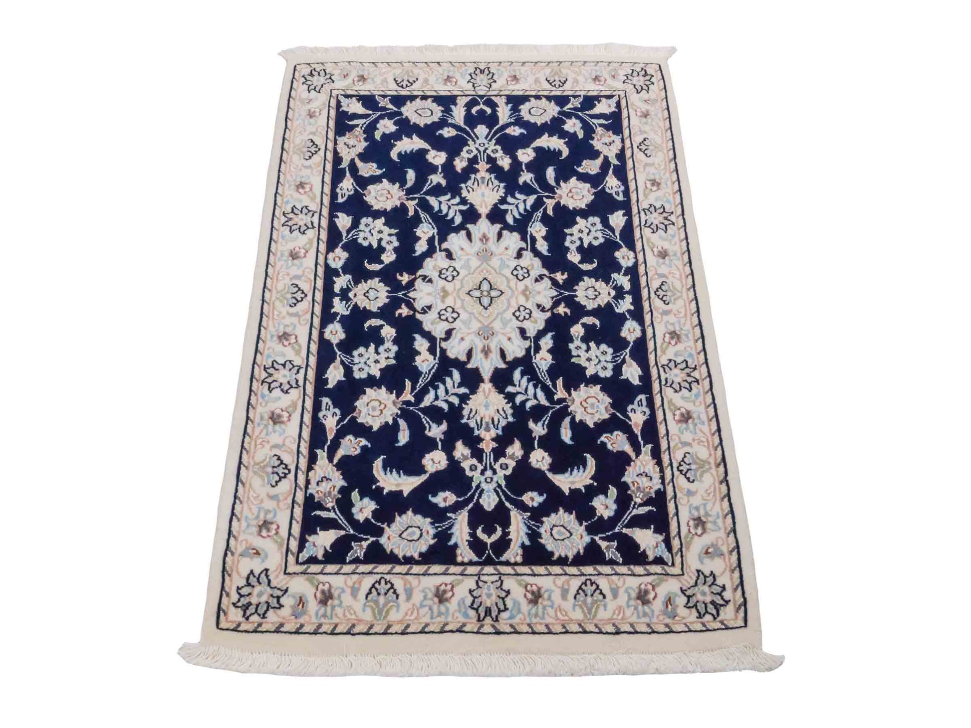 Handgeknüpfter Nain 9La Perserteppich von Khademi aus Wolle mit Seide, blau, weiß. Persischer Orientteppich mit Medaillon. Von Hand geknüpft in Iran / Persien. Größe: 94 cm x 62 cm. Teppichnummer: SB3-1014. Verkauf durch Jupiter Intl.