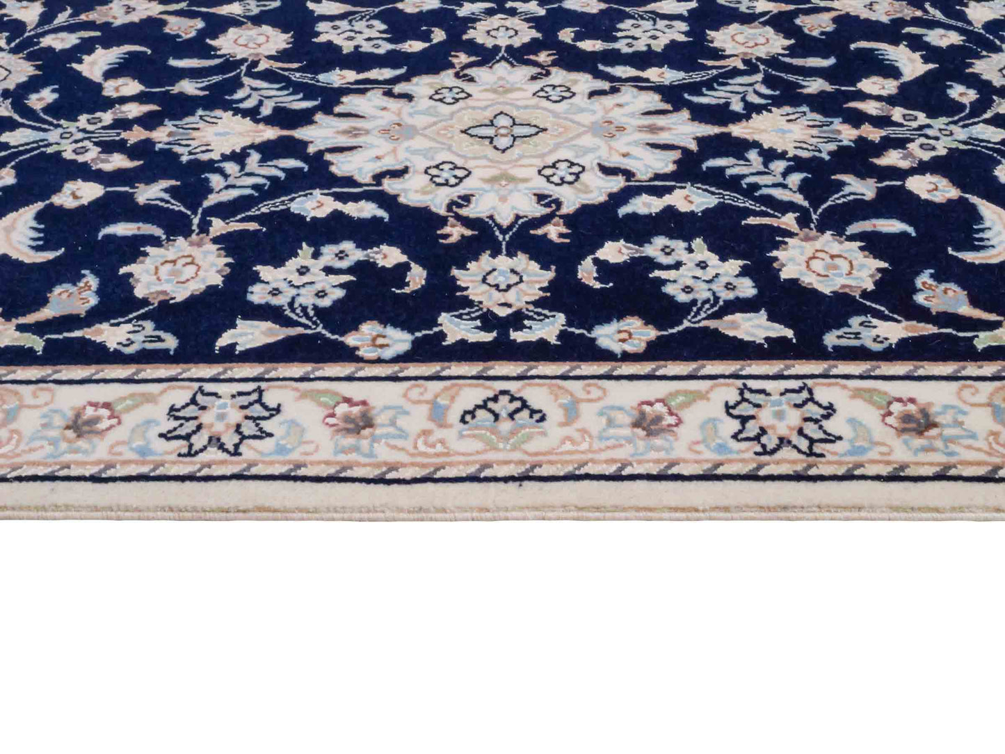 Handgeknüpfter Nain 9La Perserteppich von Khademi aus Wolle mit Seide, blau, weiß. Persischer Orientteppich mit Medaillon. Von Hand geknüpft in Iran / Persien. Größe: 94 cm x 62 cm. Teppichnummer: SB3-1014. Verkauf durch Jupiter Intl.