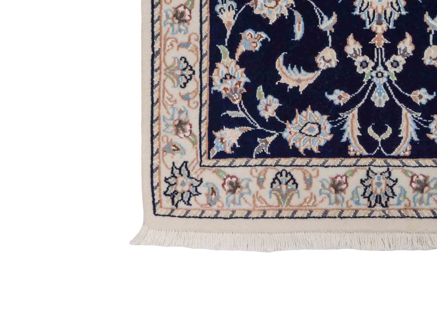 Handgeknüpfter Nain 9La Perserteppich von Khademi aus Wolle mit Seide, blau, weiß. Persischer Orientteppich mit Medaillon. Von Hand geknüpft in Iran / Persien. Größe: 94 cm x 62 cm. Teppichnummer: SB3-1014. Verkauf durch Jupiter Intl.