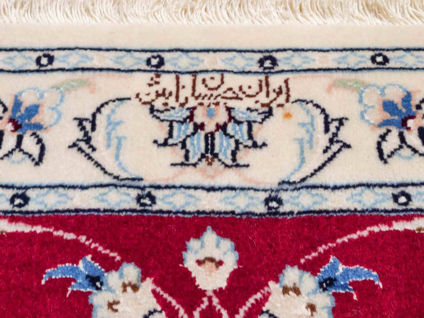 Handgeknüpfter Nain 9La Perserteppich von Khademi, signiert, aus Wolle mit Seide, rot-weiß. Persischer Allover-Orientteppich. Von Hand geknüpft in Iran / Persien. Größe: 107 cm x 71 cm. Teppichnummer: SB3-1016. Verkauf durch Jupiter Intl.