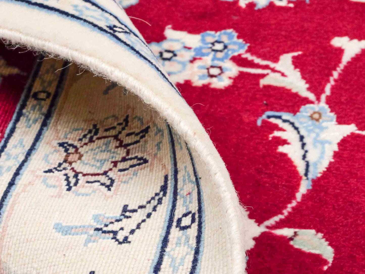 Handgeknüpfter Nain 9La Perserteppich von Khademi, signiert, aus Wolle mit Seide, rot-weiß. Persischer Allover-Orientteppich. Von Hand geknüpft in Iran / Persien. Größe: 107 cm x 71 cm. Teppichnummer: SB3-1016. Verkauf durch Jupiter Intl.