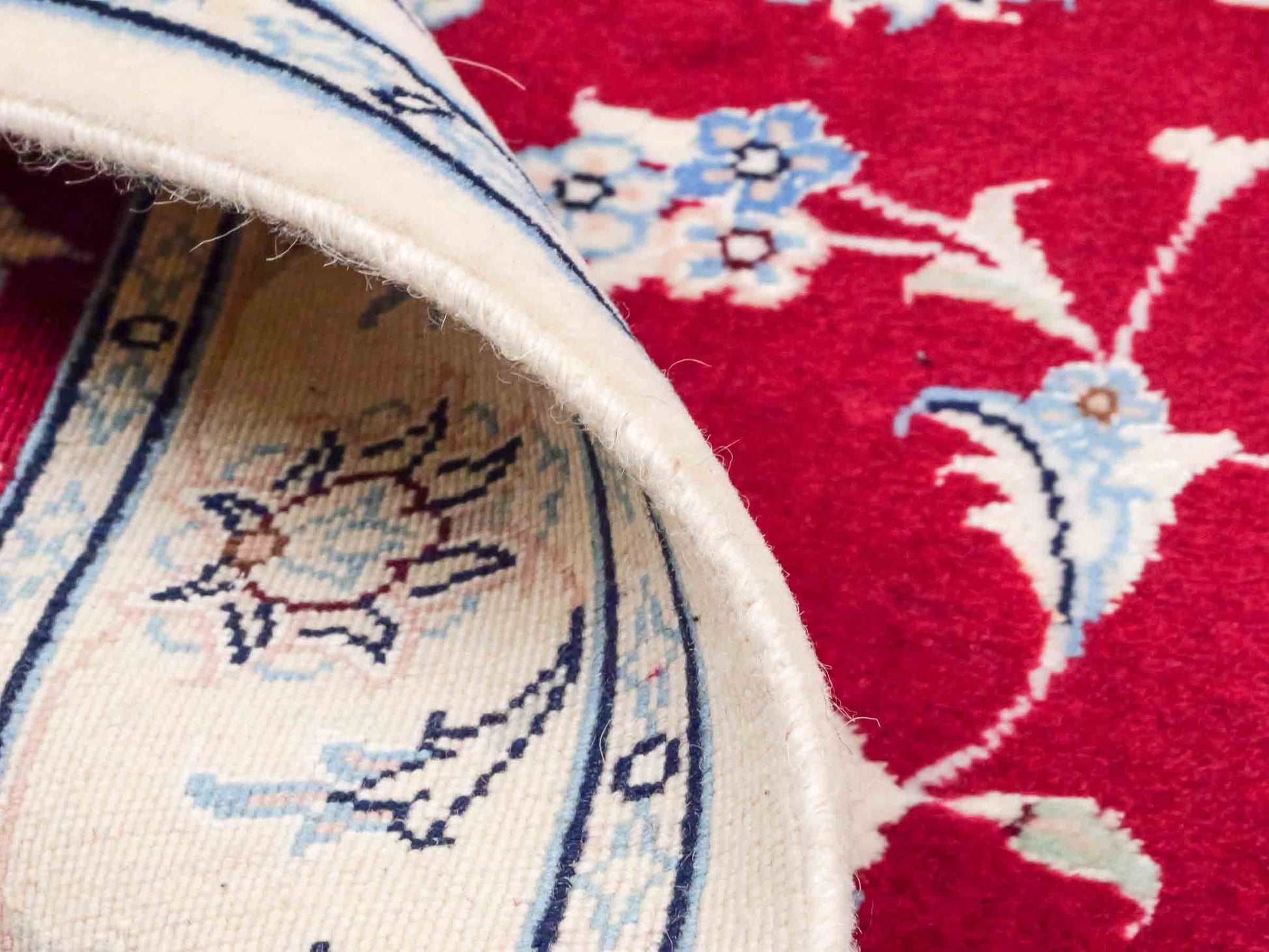 Handgeknüpfter Nain 9La Perserteppich von Khademi, signiert, aus Wolle mit Seide, rot-weiß. Persischer Allover-Orientteppich. Von Hand geknüpft in Iran / Persien. Größe: 107 cm x 71 cm. Teppichnummer: SB3-1016. Verkauf durch Jupiter Intl.