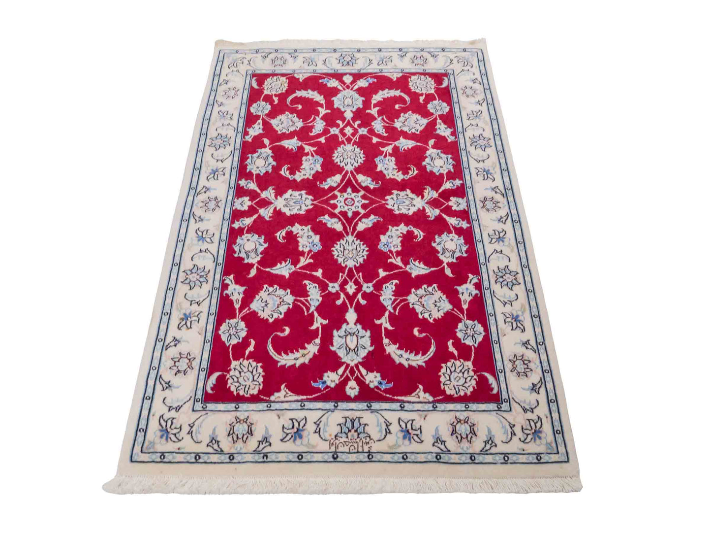 Handgeknüpfter Nain 9La Perserteppich von Khademi, signiert, aus Wolle mit Seide, rot-weiß. Persischer Allover-Orientteppich. Von Hand geknüpft in Iran / Persien. Größe: 107 cm x 71 cm. Teppichnummer: SB3-1016. Verkauf durch Jupiter Intl.