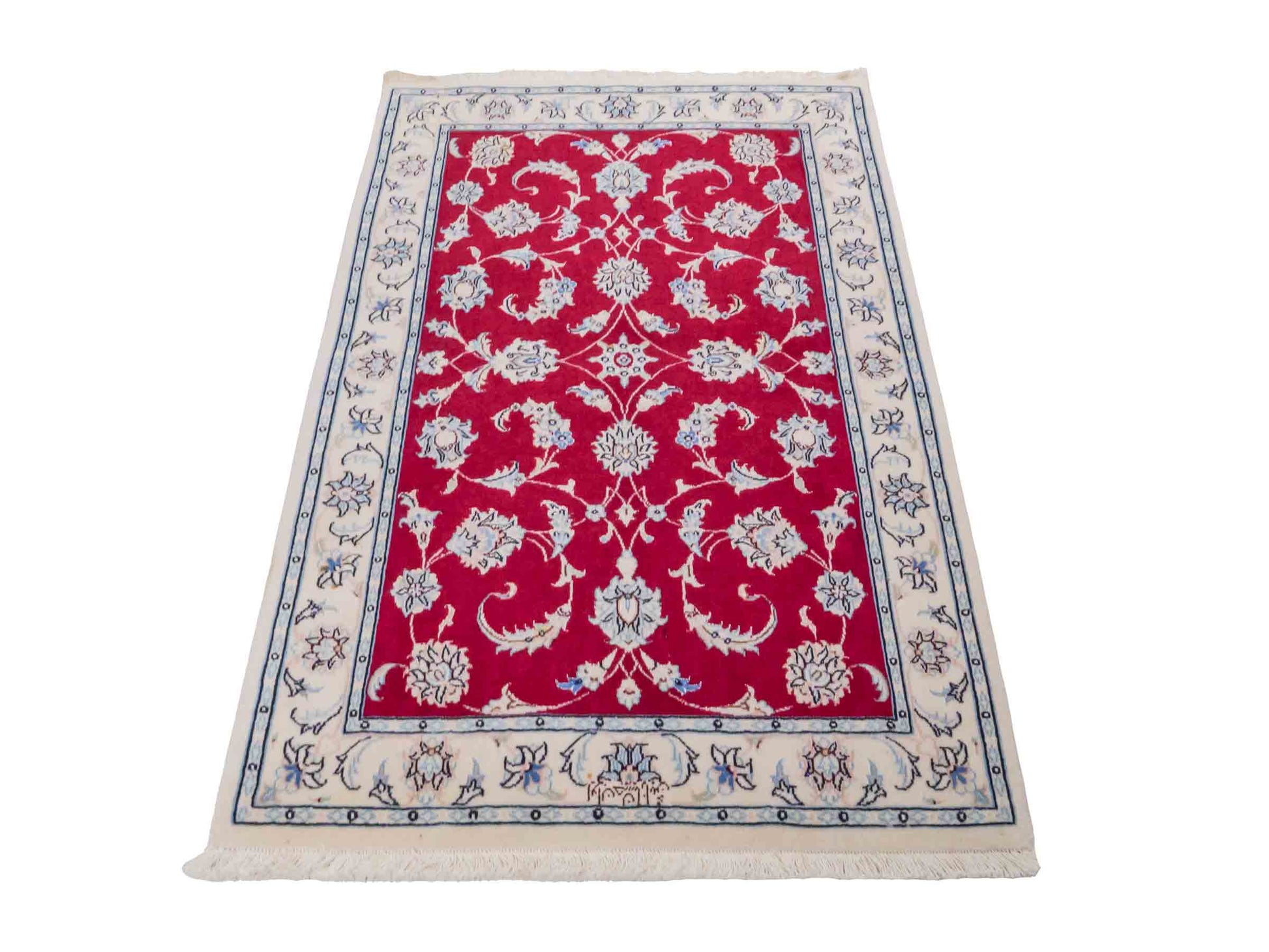 Handgeknüpfter Nain 9La Perserteppich von Khademi, signiert, aus Wolle mit Seide, rot-weiß. Persischer Allover-Orientteppich. Von Hand geknüpft in Iran / Persien. Größe: 107 cm x 71 cm. Teppichnummer: SB3-1016. Verkauf durch Jupiter Intl.