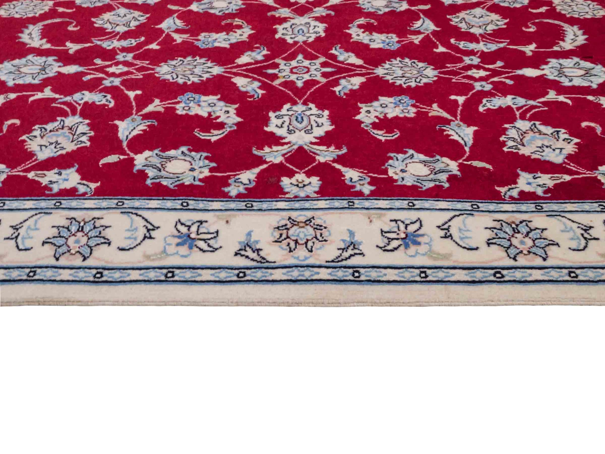 Handgeknüpfter Nain 9La Perserteppich von Khademi, signiert, aus Wolle mit Seide, rot-weiß. Persischer Allover-Orientteppich. Von Hand geknüpft in Iran / Persien. Größe: 107 cm x 71 cm. Teppichnummer: SB3-1016. Verkauf durch Jupiter Intl.