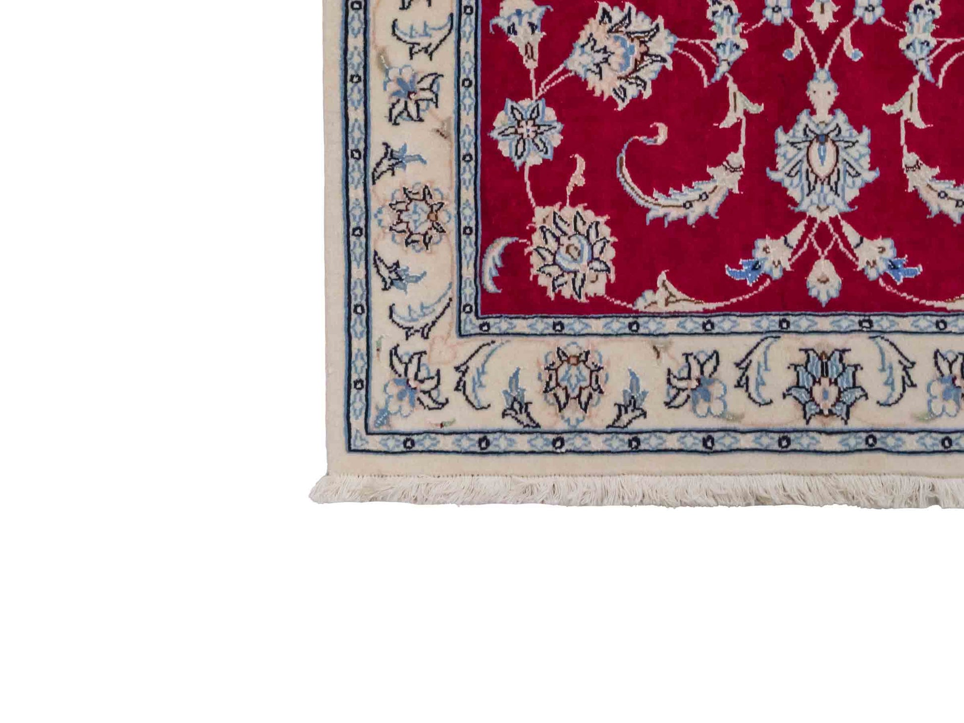Handgeknüpfter Nain 9La Perserteppich von Khademi, signiert, aus Wolle mit Seide, rot-weiß. Persischer Allover-Orientteppich. Von Hand geknüpft in Iran / Persien. Größe: 107 cm x 71 cm. Teppichnummer: SB3-1016. Verkauf durch Jupiter Intl.