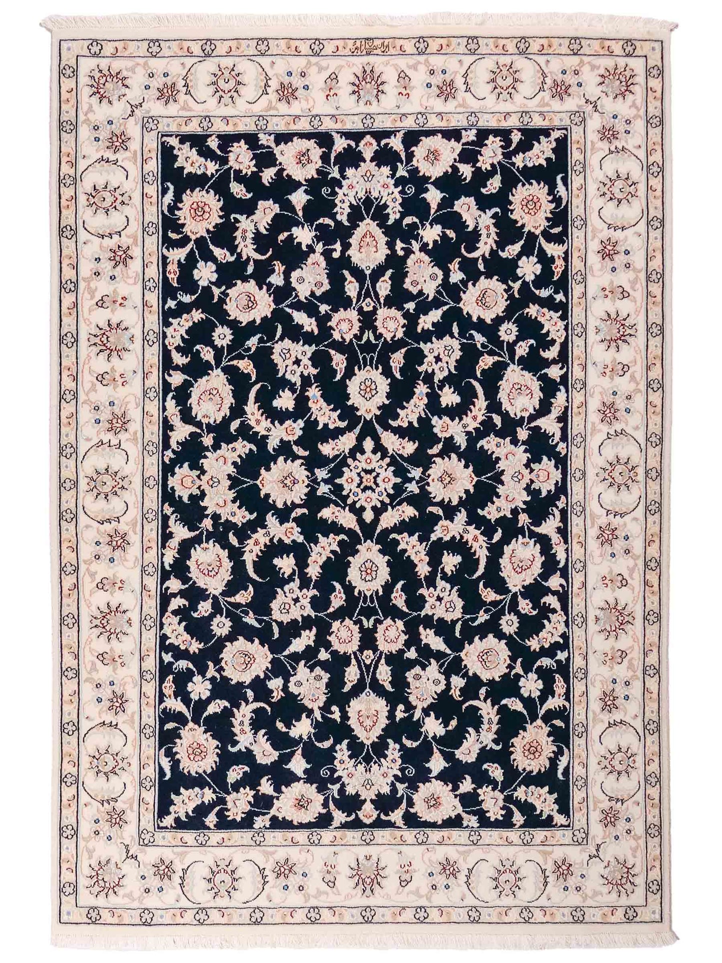 Handgeknüpfter Nain 9La Perserteppich von Khademi aus Wolle mit Seide, signiert, navy-blau-weiß. Persischer Orientteppich mit Medaillon. Von Hand geknüpft in Iran / Persien. Größe: 180 cm x 119 cm. Teppichnummer: SB3-1131 | Jupiter Intl.