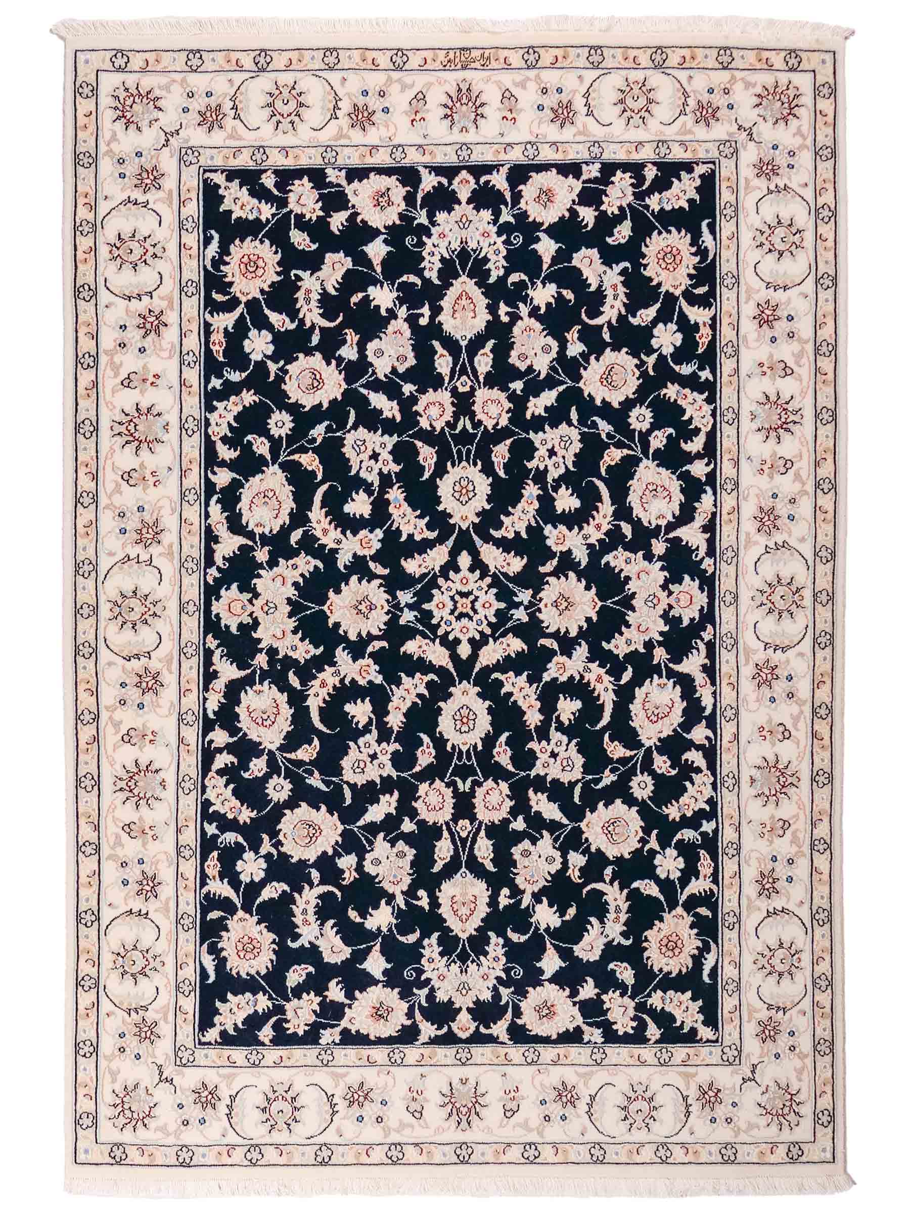 Handgeknüpfter Nain 9La Perserteppich von Khademi aus Wolle mit Seide, signiert, navy-blau-weiß. Persischer Orientteppich mit Medaillon. Von Hand geknüpft in Iran / Persien. Größe: 180 cm x 119 cm. Teppichnummer: SB3-1131 | Jupiter Intl.