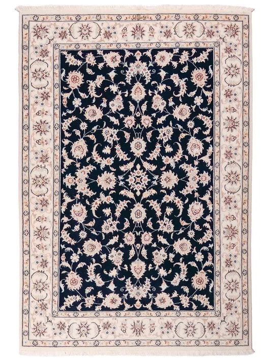 Handgeknüpfter Nain 9La Perserteppich von Khademi aus Wolle mit Seide, signiert, navy-blau-weiß. Persischer Orientteppich mit Medaillon. Von Hand geknüpft in Iran / Persien. Größe: 180 cm x 119 cm. Teppichnummer: SB3-1131 | Jupiter Intl.