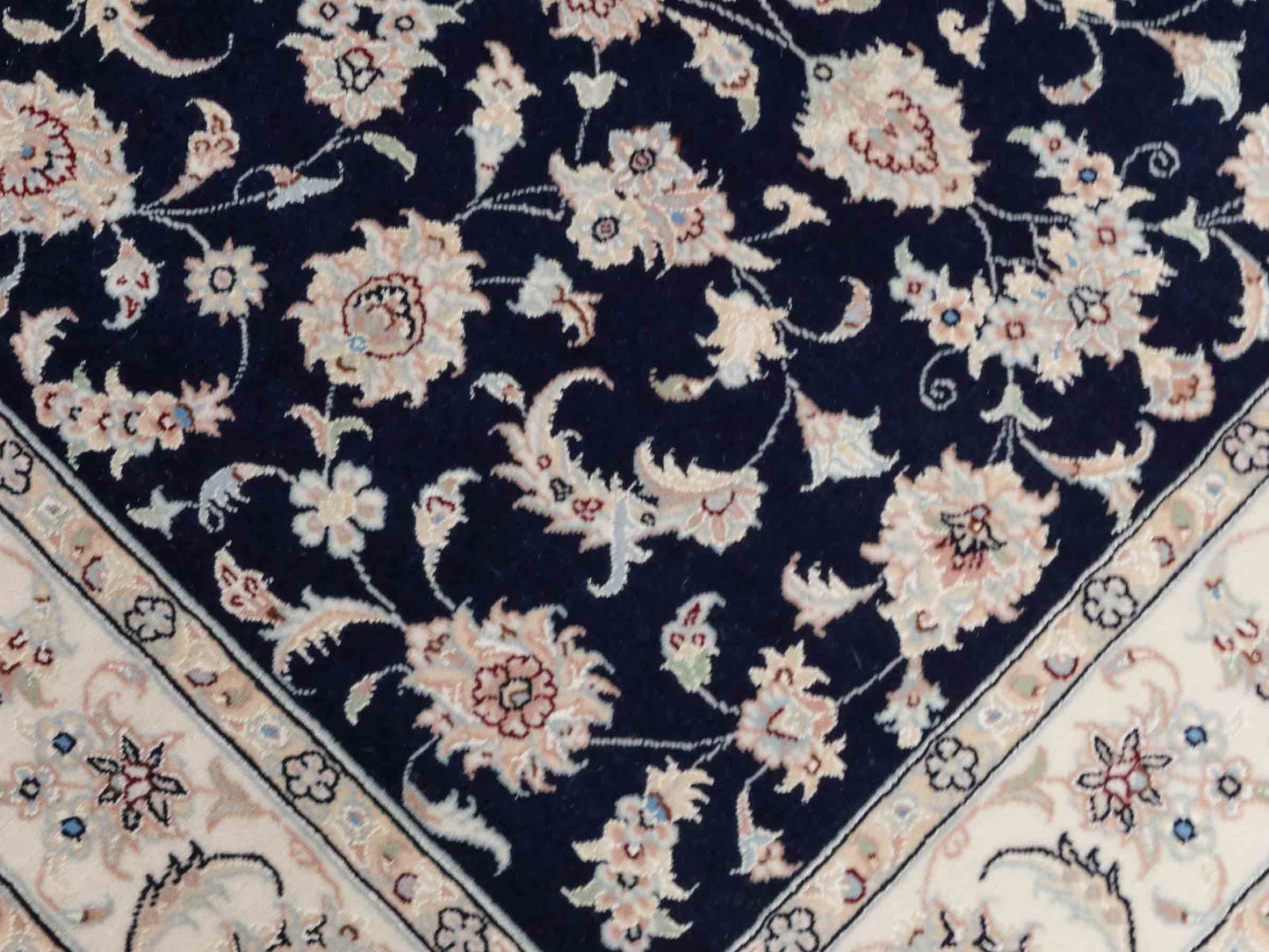 Handgeknüpfter Nain 9La Perserteppich von Khademi aus Wolle mit Seide, signiert, navy-blau-weiß. Persischer Orientteppich mit Medaillon. Von Hand geknüpft in Iran / Persien. Größe: 180 cm x 119 cm. Teppichnummer: SB3-1131 | Jupiter Intl.