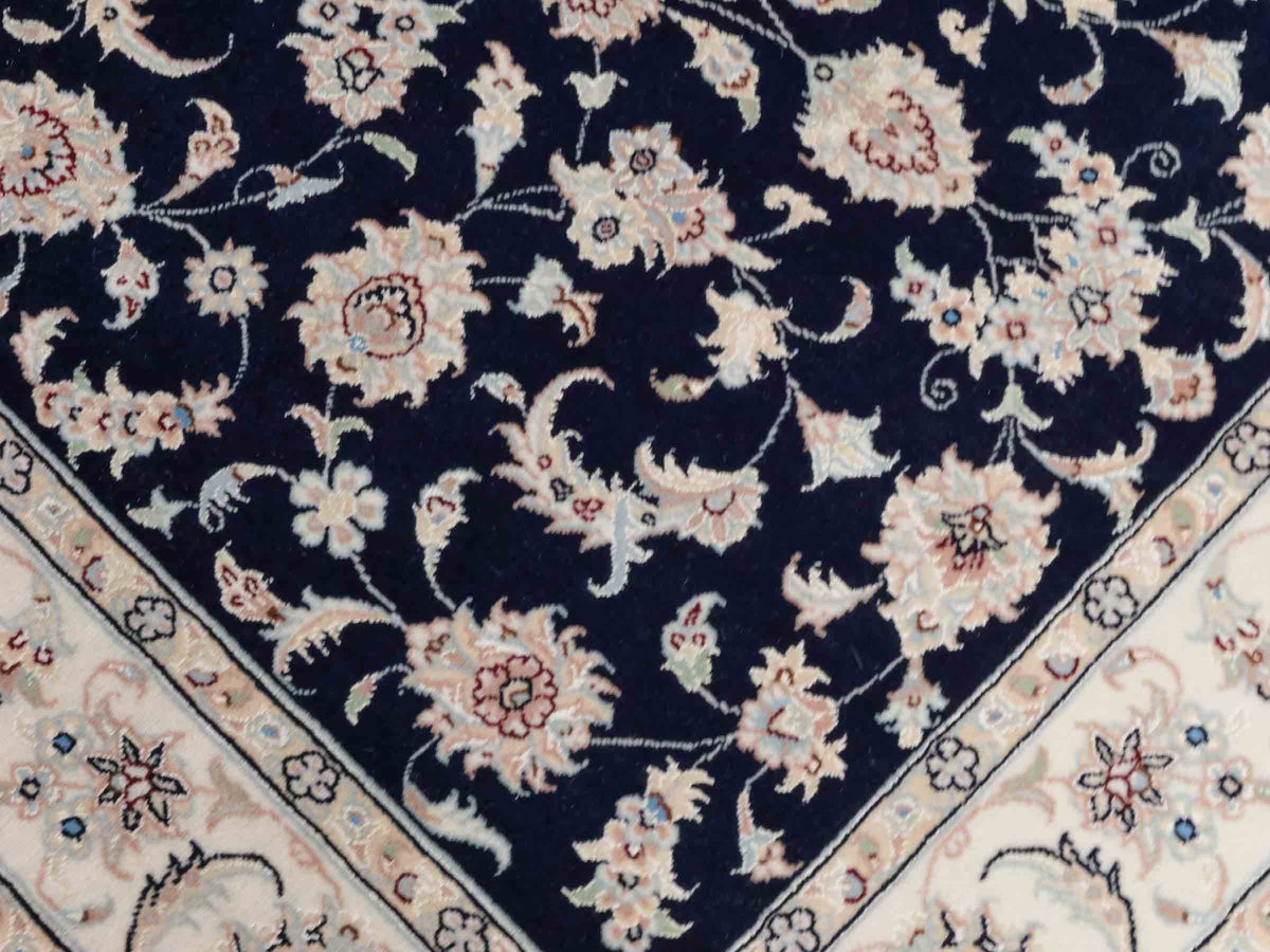 Handgeknüpfter Nain 9La Perserteppich von Khademi aus Wolle mit Seide, signiert, navy-blau-weiß. Persischer Orientteppich mit Medaillon. Von Hand geknüpft in Iran / Persien. Größe: 180 cm x 119 cm. Teppichnummer: SB3-1131 | Jupiter Intl.