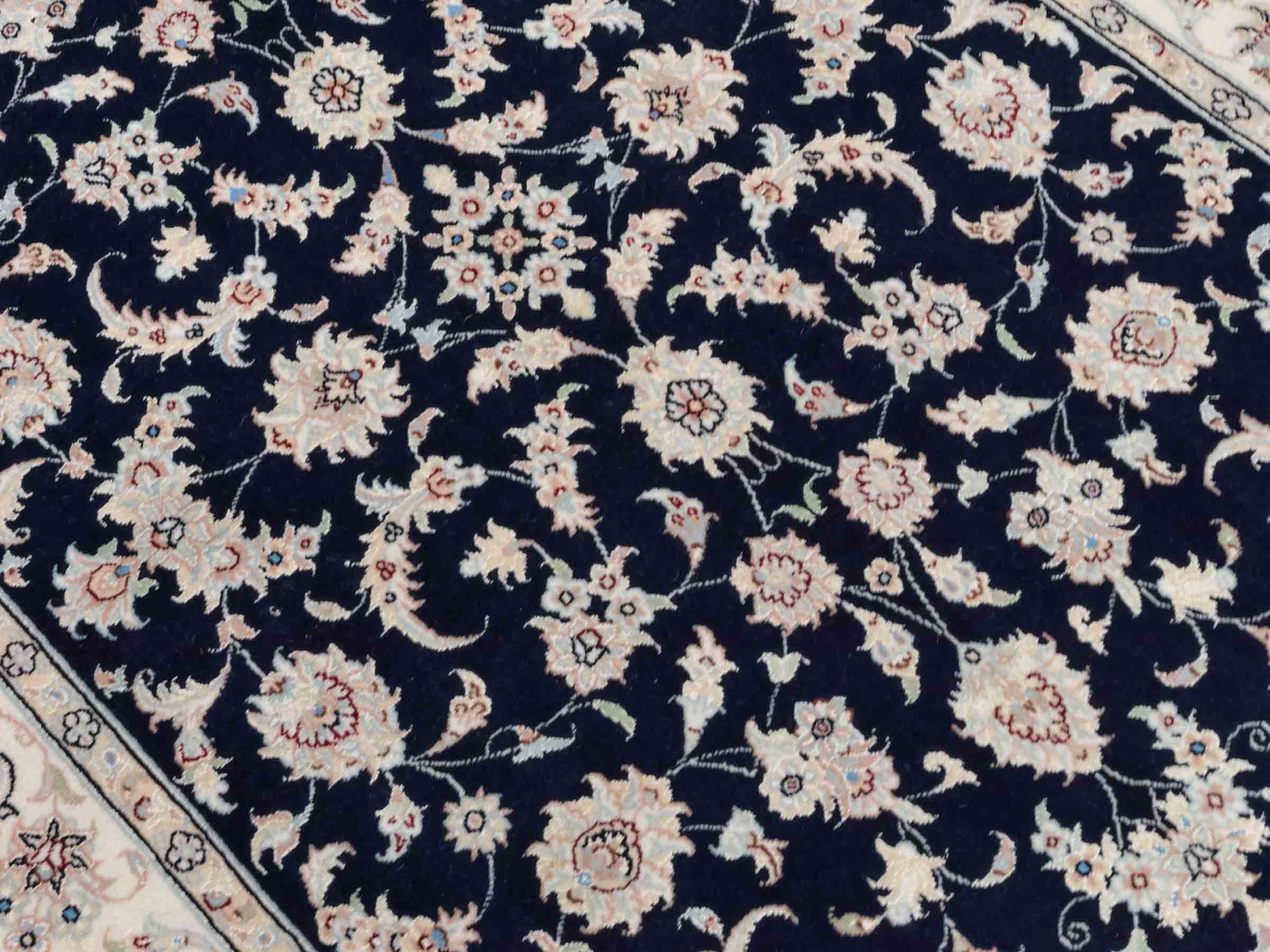 Handgeknüpfter Nain 9La Perserteppich von Khademi aus Wolle mit Seide, signiert, navy-blau-weiß. Persischer Orientteppich mit Medaillon. Von Hand geknüpft in Iran / Persien. Größe: 180 cm x 119 cm. Teppichnummer: SB3-1131 | Jupiter Intl.