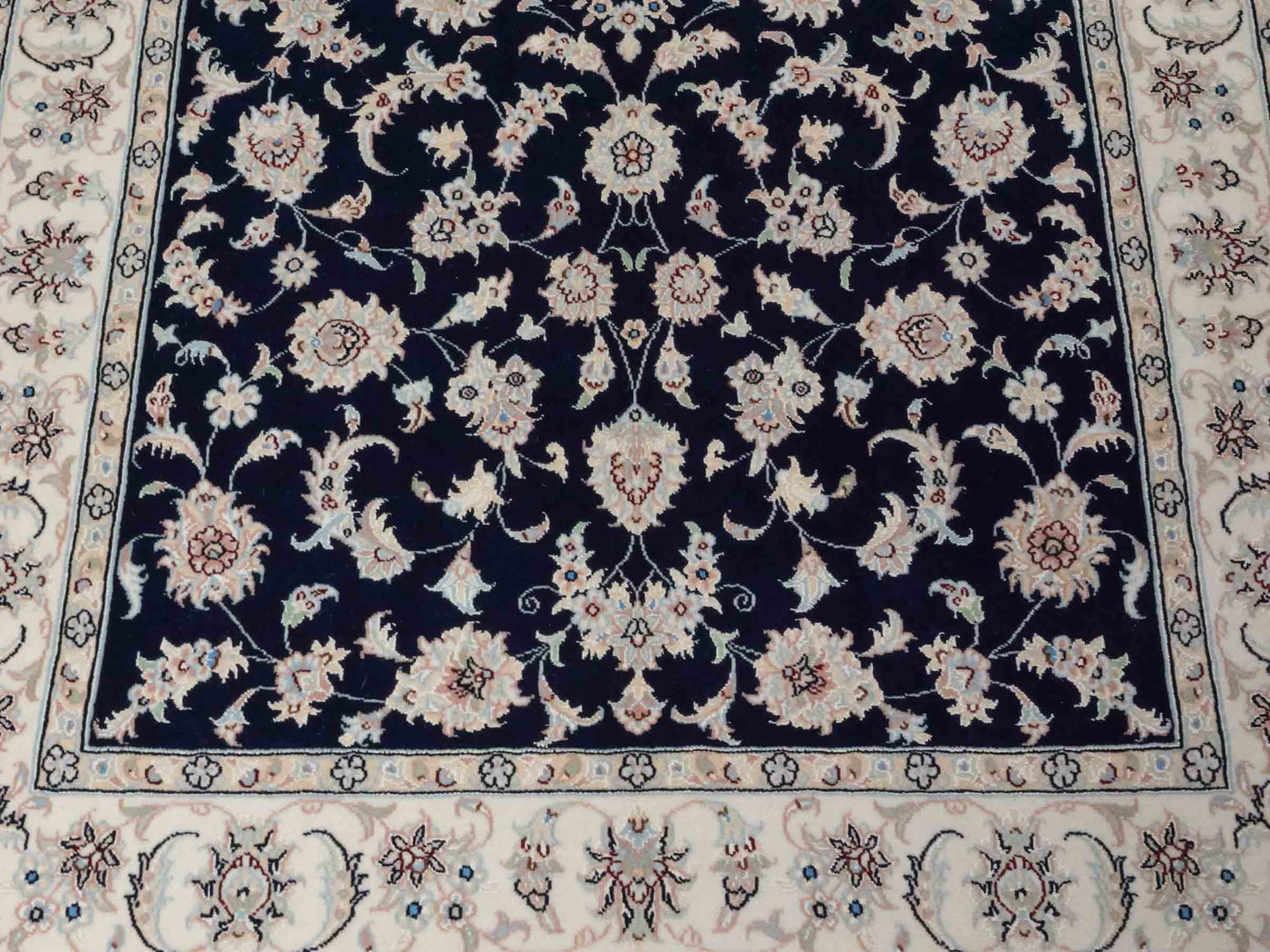 Handgeknüpfter Nain 9La Perserteppich von Khademi aus Wolle mit Seide, signiert, navy-blau-weiß. Persischer Orientteppich mit Medaillon. Von Hand geknüpft in Iran / Persien. Größe: 180 cm x 119 cm. Teppichnummer: SB3-1131 | Jupiter Intl.