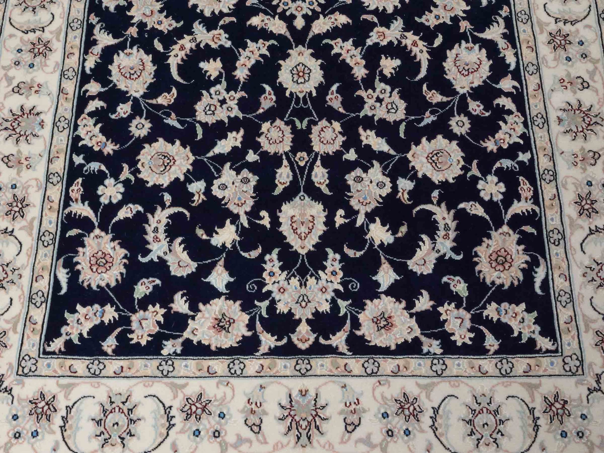 Handgeknüpfter Nain 9La Perserteppich von Khademi aus Wolle mit Seide, signiert, navy-blau-weiß. Persischer Orientteppich mit Medaillon. Von Hand geknüpft in Iran / Persien. Größe: 180 cm x 119 cm. Teppichnummer: SB3-1131 | Jupiter Intl.