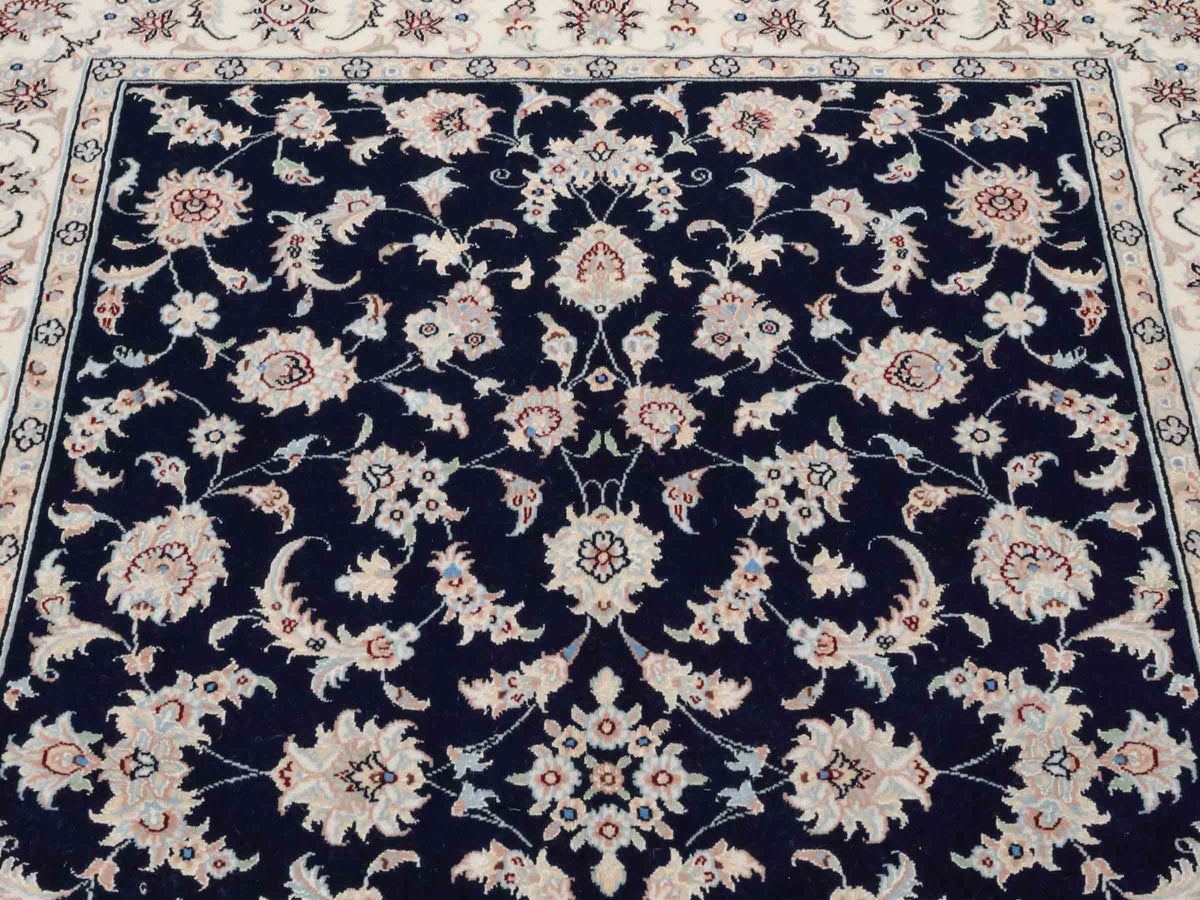 Handgeknüpfter Nain 9La Perserteppich von Khademi aus Wolle mit Seide, signiert, navy-blau-weiß. Persischer Orientteppich mit Medaillon. Von Hand geknüpft in Iran / Persien. Größe: 180 cm x 119 cm. Teppichnummer: SB3-1131 | Jupiter Intl.