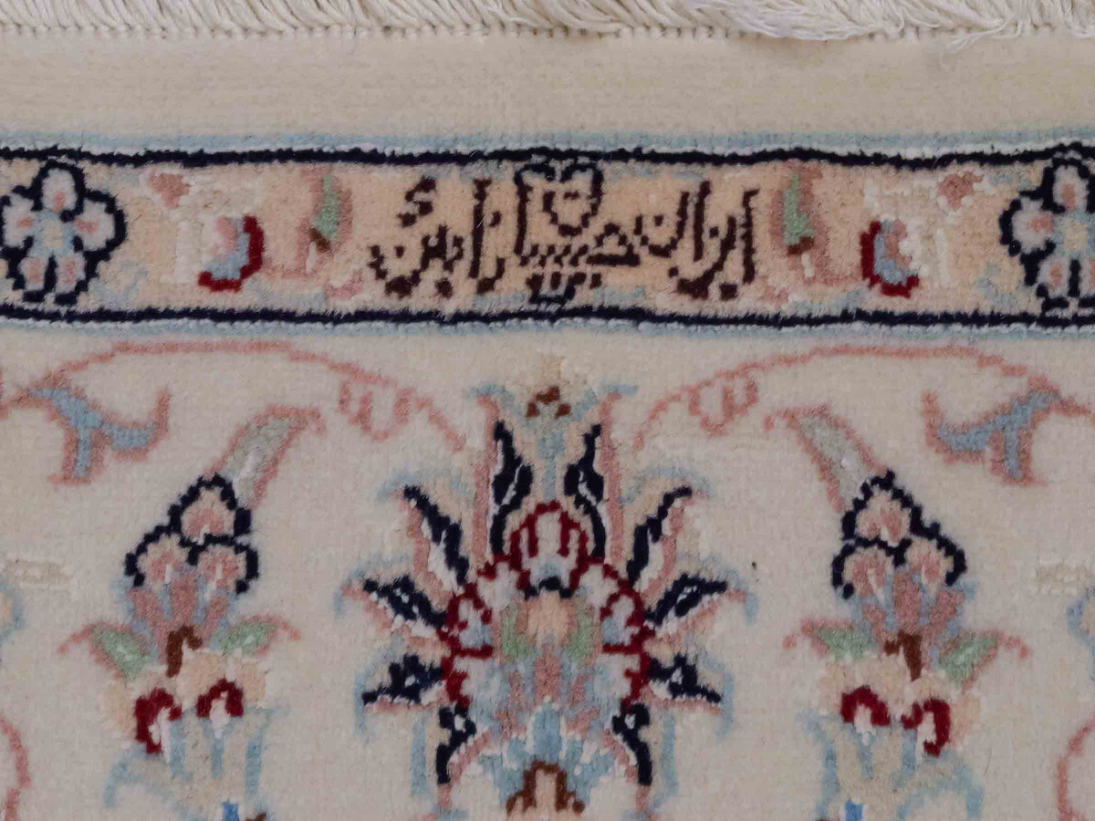 Handgeknüpfter Nain 9La Perserteppich von Khademi aus Wolle mit Seide, signiert, navy-blau-weiß. Persischer Orientteppich mit Medaillon. Von Hand geknüpft in Iran / Persien. Größe: 180 cm x 119 cm. Teppichnummer: SB3-1131 | Jupiter Intl.