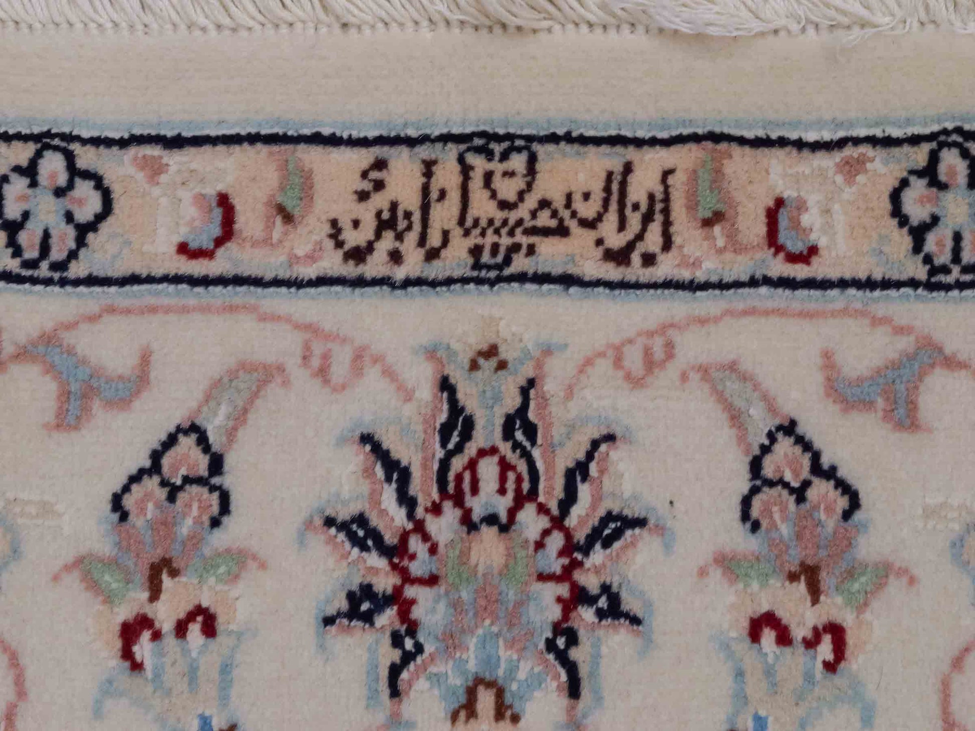 Handgeknüpfter Nain 9La Perserteppich von Khademi aus Wolle mit Seide, signiert, navy-blau-weiß. Persischer Orientteppich mit Medaillon. Von Hand geknüpft in Iran / Persien. Größe: 180 cm x 119 cm. Teppichnummer: SB3-1131 | Jupiter Intl.