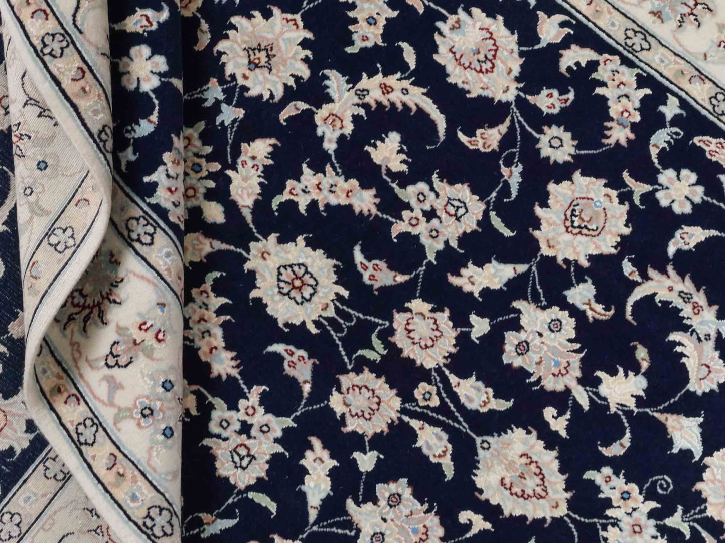 Handgeknüpfter Nain 9La Perserteppich von Khademi aus Wolle mit Seide, signiert, navy-blau-weiß. Persischer Orientteppich mit Medaillon. Von Hand geknüpft in Iran / Persien. Größe: 180 cm x 119 cm. Teppichnummer: SB3-1131 | Jupiter Intl.