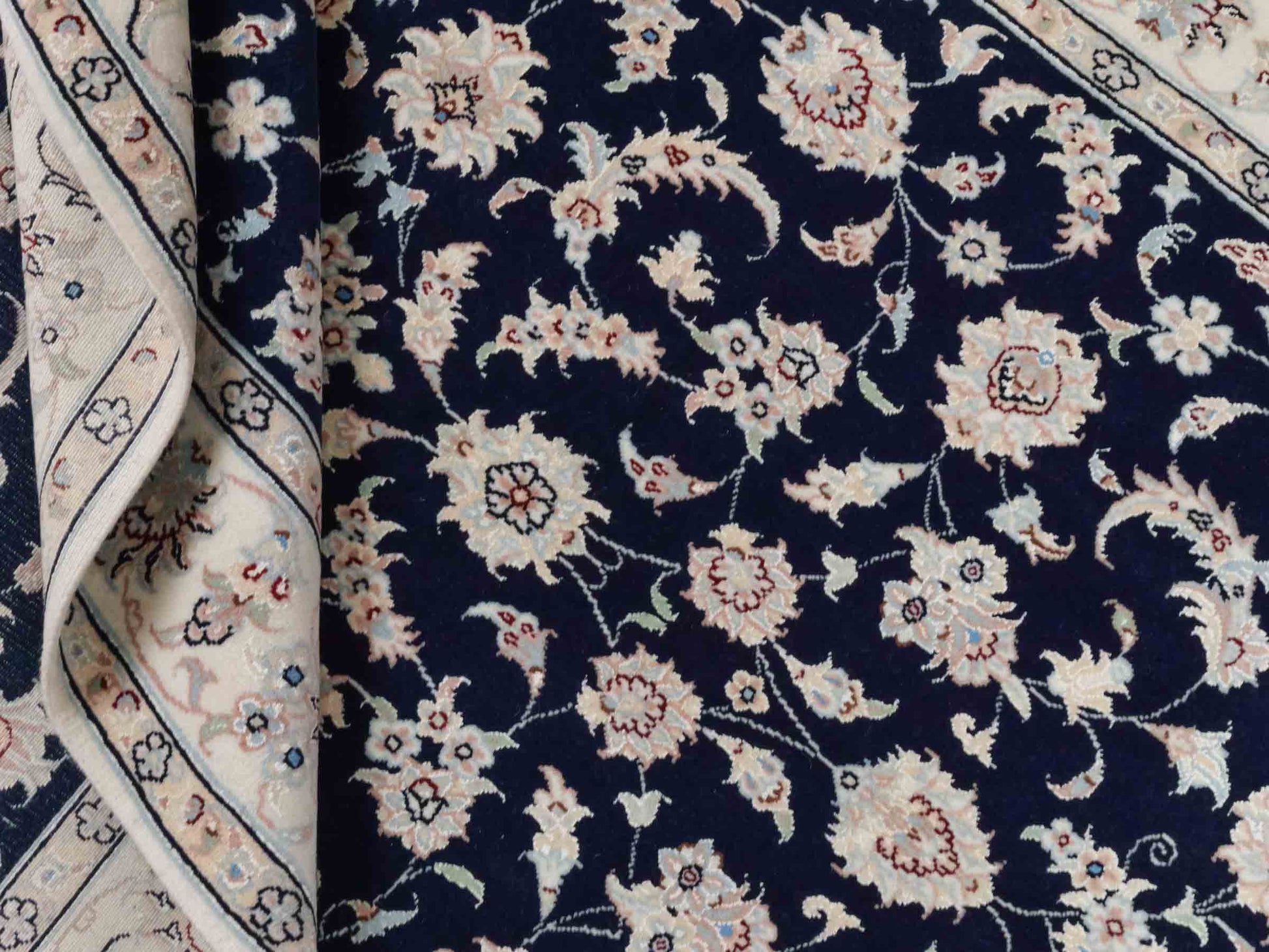 Handgeknüpfter Nain 9La Perserteppich von Khademi aus Wolle mit Seide, signiert, navy-blau-weiß. Persischer Orientteppich mit Medaillon. Von Hand geknüpft in Iran / Persien. Größe: 180 cm x 119 cm. Teppichnummer: SB3-1131 | Jupiter Intl.