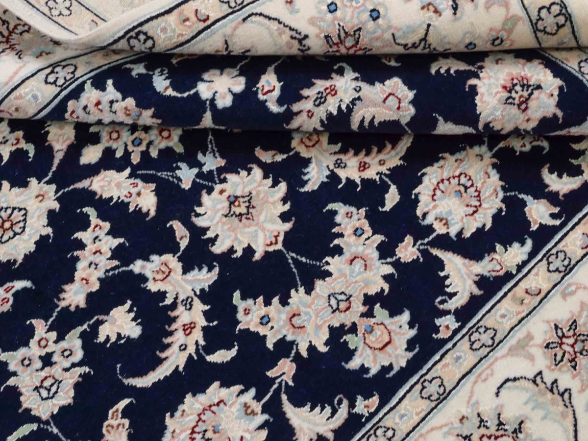 Handgeknüpfter Nain 9La Perserteppich von Khademi aus Wolle mit Seide, signiert, navy-blau-weiß. Persischer Orientteppich mit Medaillon. Von Hand geknüpft in Iran / Persien. Größe: 180 cm x 119 cm. Teppichnummer: SB3-1131 | Jupiter Intl.