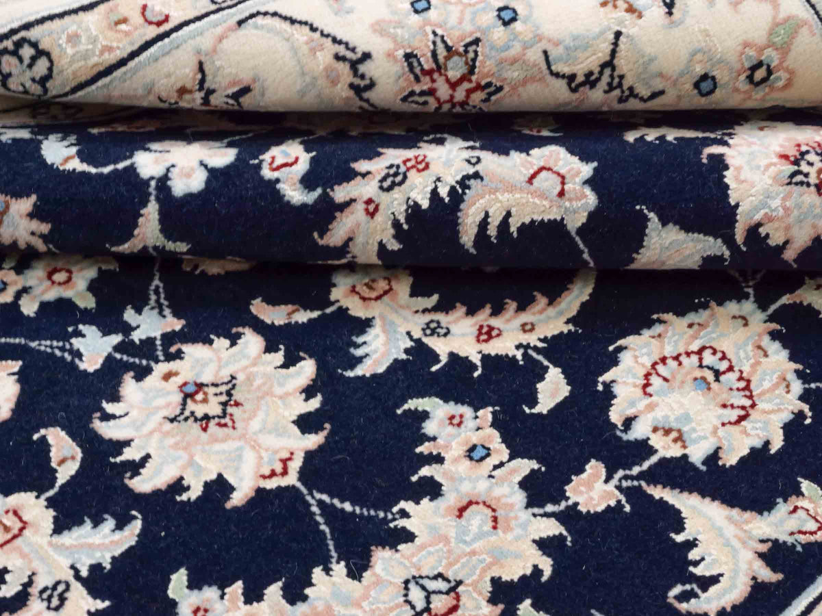 Handgeknüpfter Nain 9La Perserteppich von Khademi aus Wolle mit Seide, signiert, navy-blau-weiß. Persischer Orientteppich mit Medaillon. Von Hand geknüpft in Iran / Persien. Größe: 180 cm x 119 cm. Teppichnummer: SB3-1131 | Jupiter Intl.