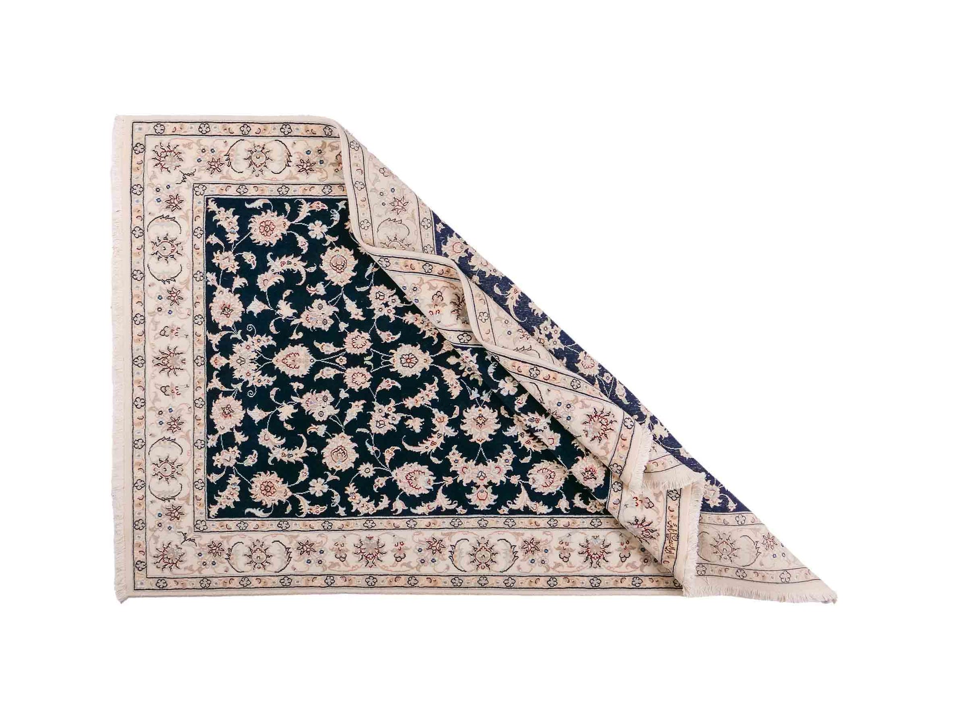 Handgeknüpfter Nain 9La Perserteppich von Khademi aus Wolle mit Seide, signiert, navy-blau-weiß. Persischer Orientteppich mit Medaillon. Von Hand geknüpft in Iran / Persien. Größe: 180 cm x 119 cm. Teppichnummer: SB3-1131 | Jupiter Intl.