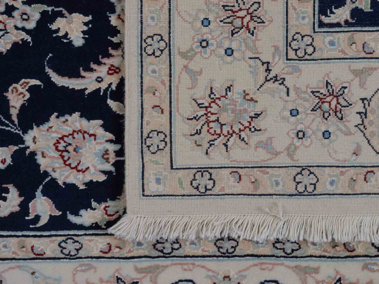 Handgeknüpfter Nain 9La Perserteppich von Khademi aus Wolle mit Seide, signiert, navy-blau-weiß. Persischer Orientteppich mit Medaillon. Von Hand geknüpft in Iran / Persien. Größe: 180 cm x 119 cm. Teppichnummer: SB3-1131 | Jupiter Intl.