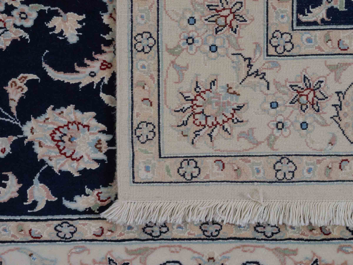 Handgeknüpfter Nain 9La Perserteppich von Khademi aus Wolle mit Seide, signiert, navy-blau-weiß. Persischer Orientteppich mit Medaillon. Von Hand geknüpft in Iran / Persien. Größe: 180 cm x 119 cm. Teppichnummer: SB3-1131 | Jupiter Intl.