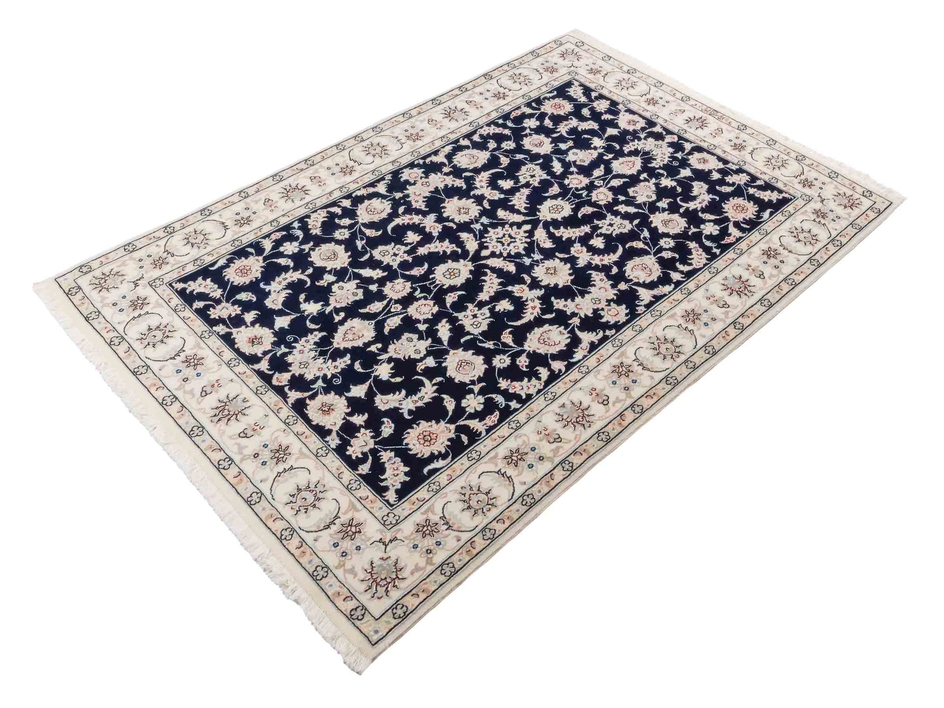 Handgeknüpfter Nain 9La Perserteppich von Khademi aus Wolle mit Seide, signiert, navy-blau-weiß. Persischer Orientteppich mit Medaillon. Von Hand geknüpft in Iran / Persien. Größe: 180 cm x 119 cm. Teppichnummer: SB3-1131 | Jupiter Intl.