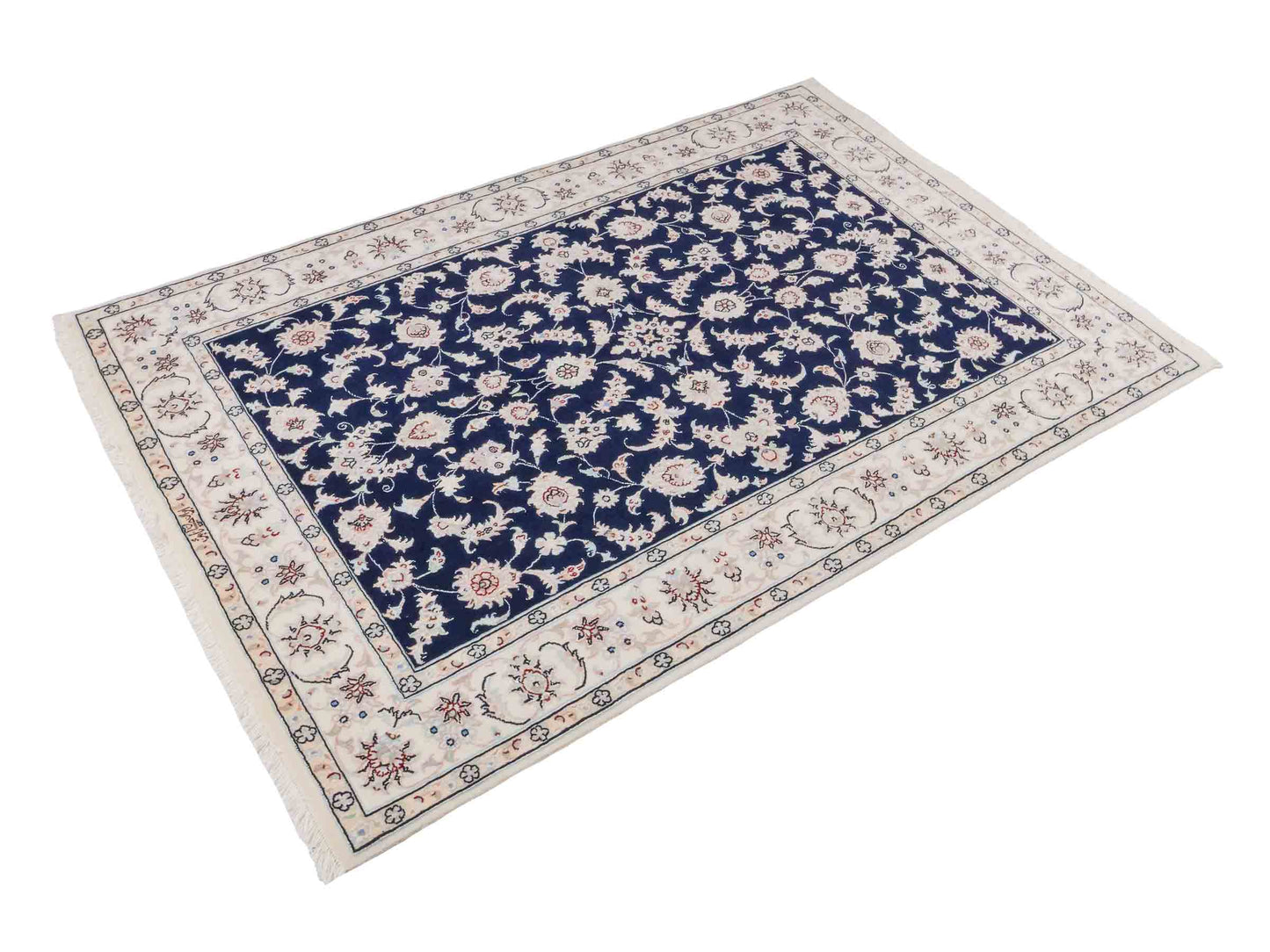 Handgeknüpfter Nain 9La Perserteppich von Khademi aus Wolle mit Seide, signiert, navy-blau-weiß. Persischer Orientteppich mit Medaillon. Von Hand geknüpft in Iran / Persien. Größe: 180 cm x 119 cm. Teppichnummer: SB3-1131 | Jupiter Intl.