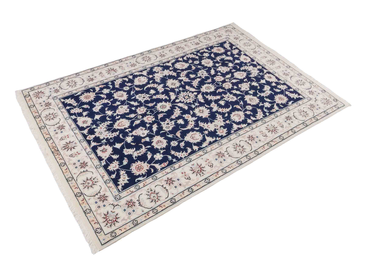 Handgeknüpfter Nain 9La Perserteppich von Khademi aus Wolle mit Seide, signiert, navy-blau-weiß. Persischer Orientteppich mit Medaillon. Von Hand geknüpft in Iran / Persien. Größe: 180 cm x 119 cm. Teppichnummer: SB3-1131 | Jupiter Intl.