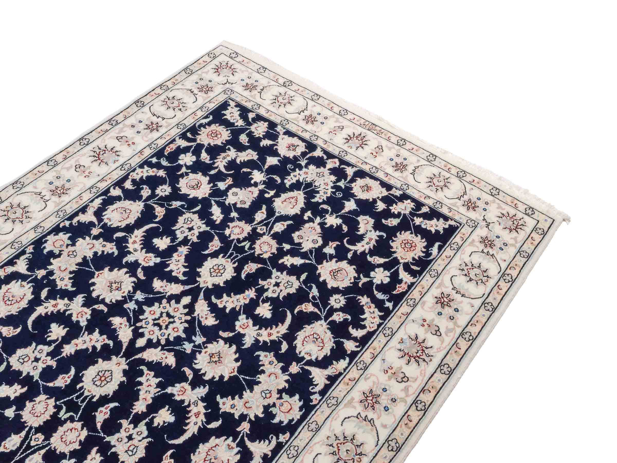Handgeknüpfter Nain 9La Perserteppich von Khademi aus Wolle mit Seide, signiert, navy-blau-weiß. Persischer Orientteppich mit Medaillon. Von Hand geknüpft in Iran / Persien. Größe: 180 cm x 119 cm. Teppichnummer: SB3-1131 | Jupiter Intl.
