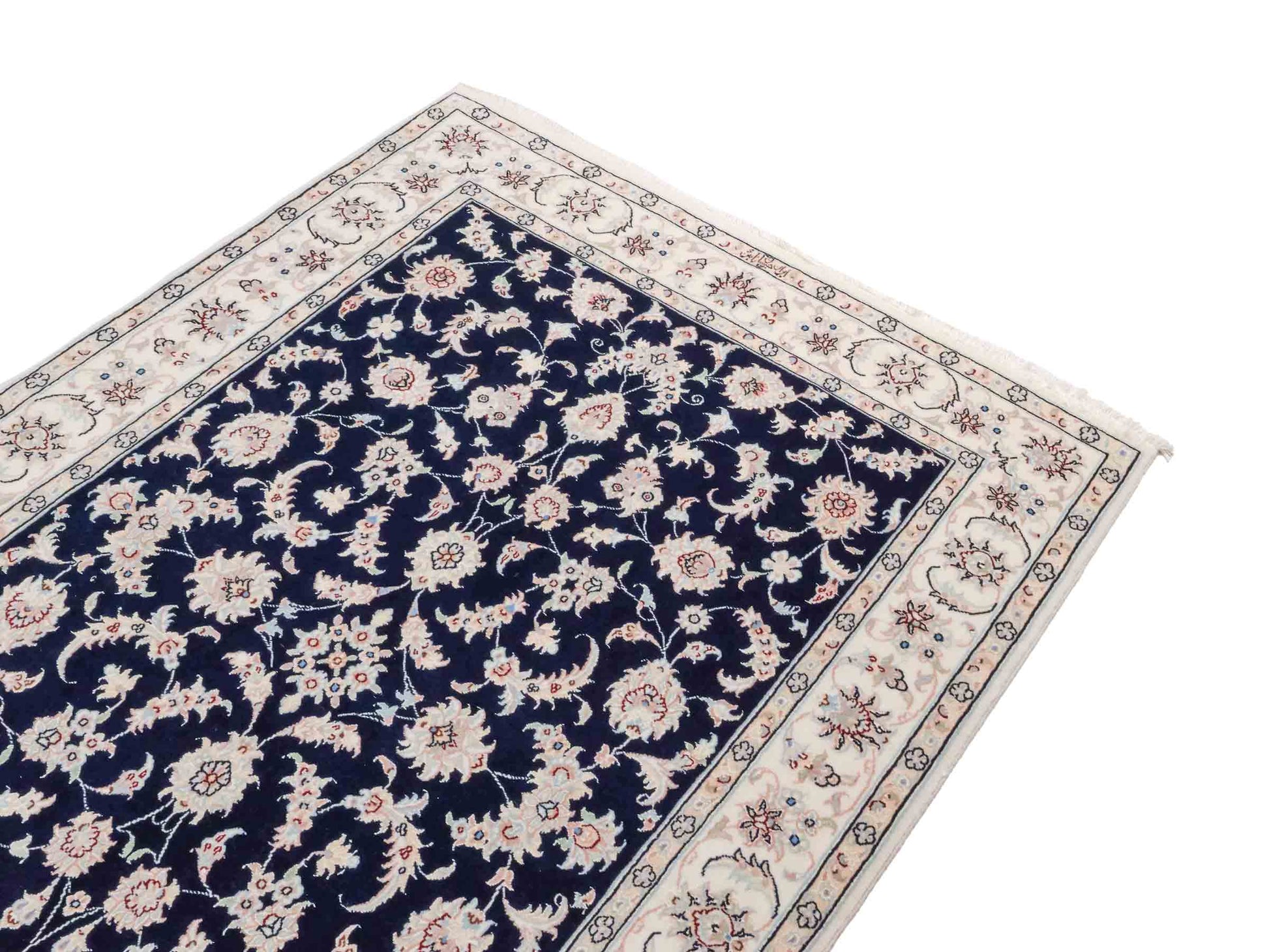 Handgeknüpfter Nain 9La Perserteppich von Khademi aus Wolle mit Seide, signiert, navy-blau-weiß. Persischer Orientteppich mit Medaillon. Von Hand geknüpft in Iran / Persien. Größe: 180 cm x 119 cm. Teppichnummer: SB3-1131 | Jupiter Intl.