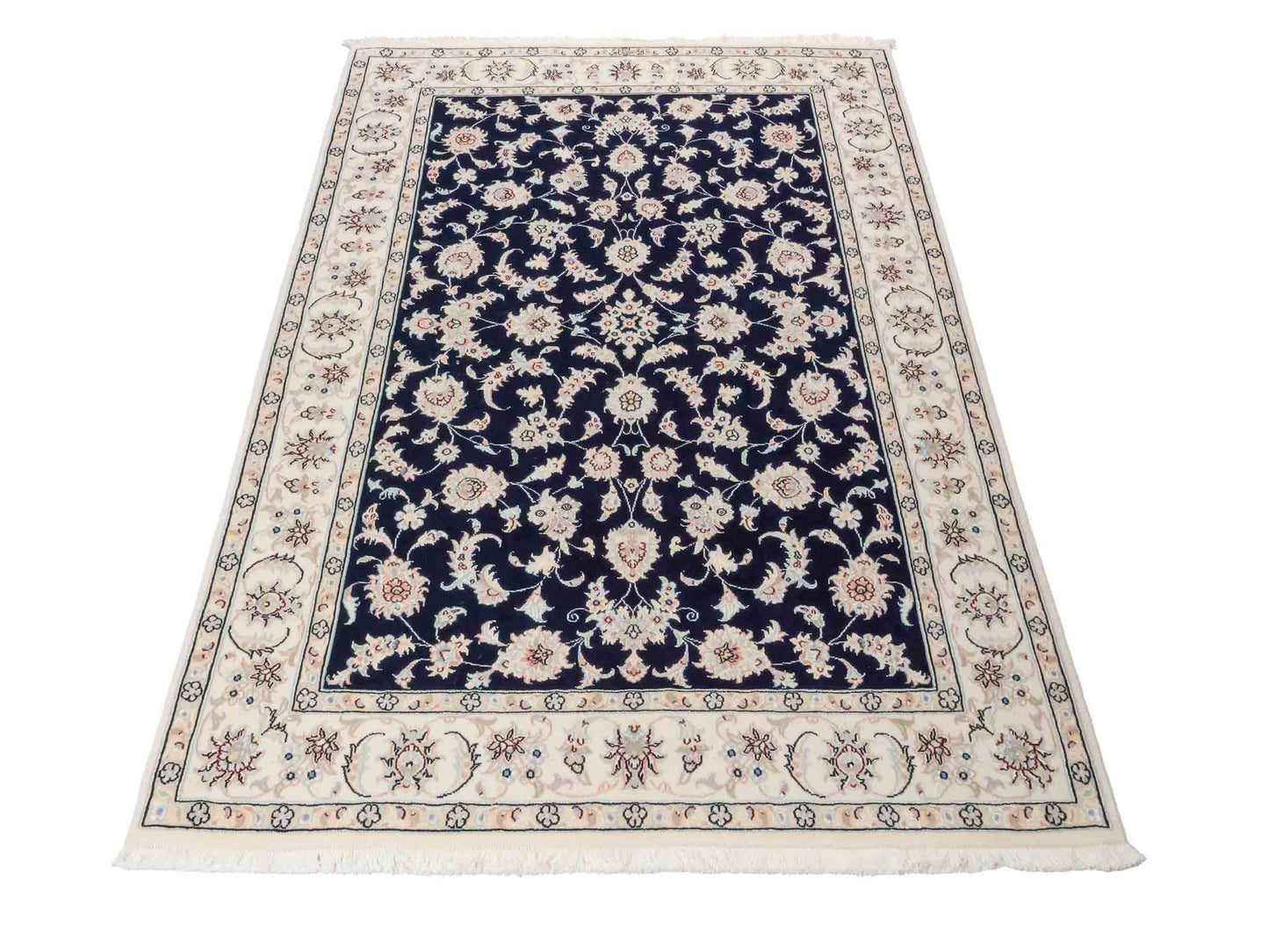 Handgeknüpfter Nain 9La Perserteppich von Khademi aus Wolle mit Seide, signiert, navy-blau-weiß. Persischer Orientteppich mit Medaillon. Von Hand geknüpft in Iran / Persien. Größe: 180 cm x 119 cm. Teppichnummer: SB3-1131 | Jupiter Intl.