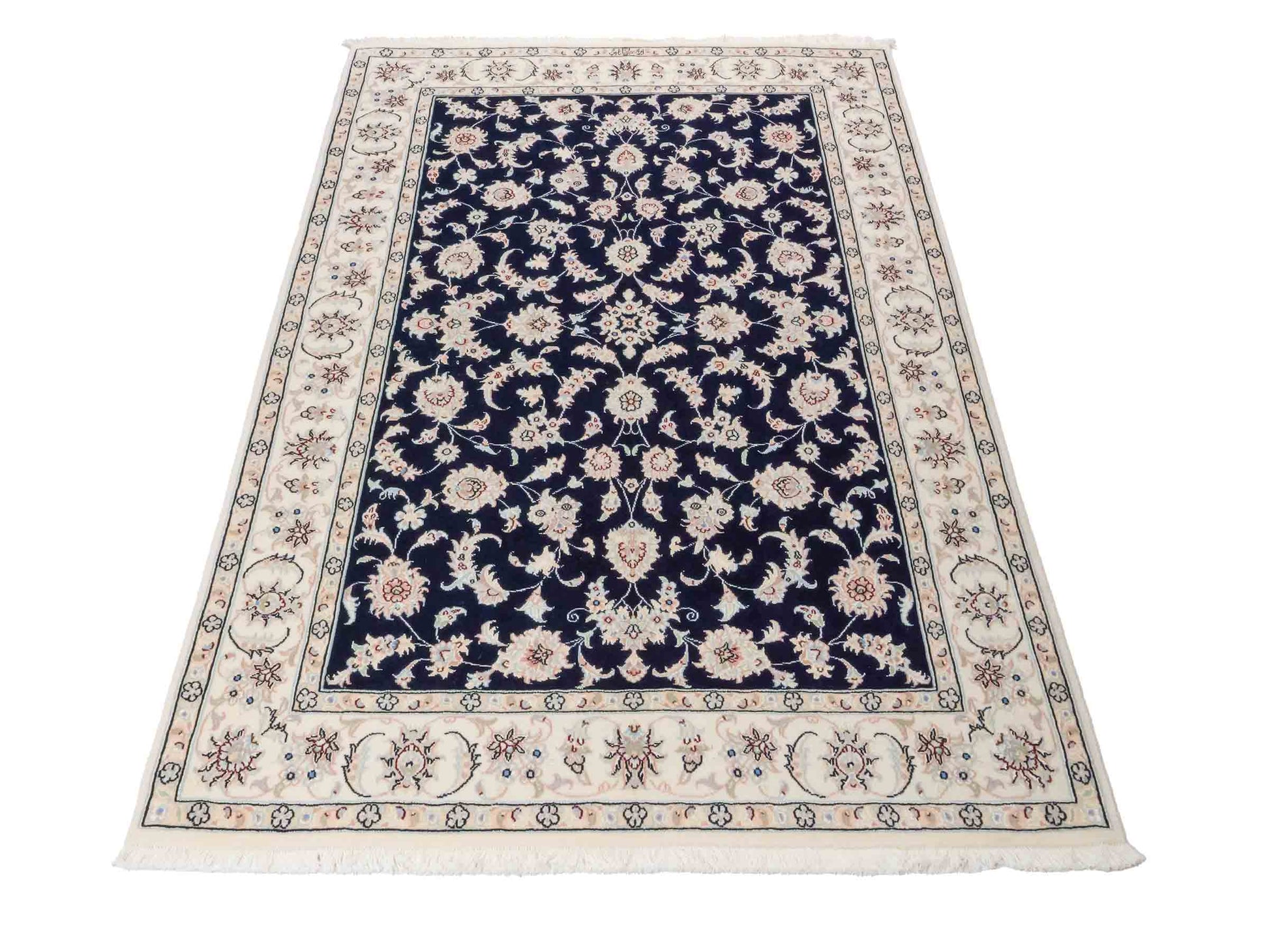 Handgeknüpfter Nain 9La Perserteppich von Khademi aus Wolle mit Seide, signiert, navy-blau-weiß. Persischer Orientteppich mit Medaillon. Von Hand geknüpft in Iran / Persien. Größe: 180 cm x 119 cm. Teppichnummer: SB3-1131 | Jupiter Intl.