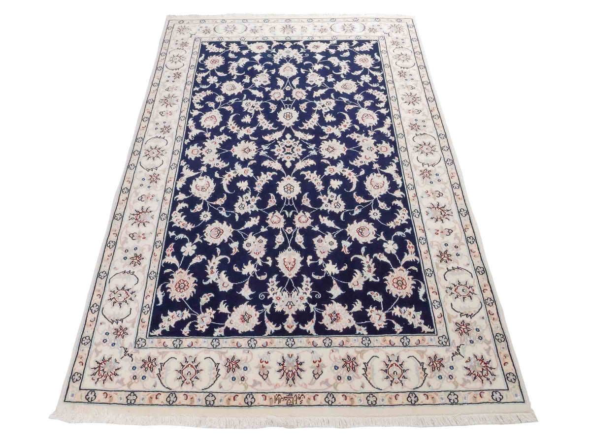 Handgeknüpfter Nain 9La Perserteppich von Khademi aus Wolle mit Seide, signiert, navy-blau-weiß. Persischer Orientteppich mit Medaillon. Von Hand geknüpft in Iran / Persien. Größe: 180 cm x 119 cm. Teppichnummer: SB3-1131 | Jupiter Intl.