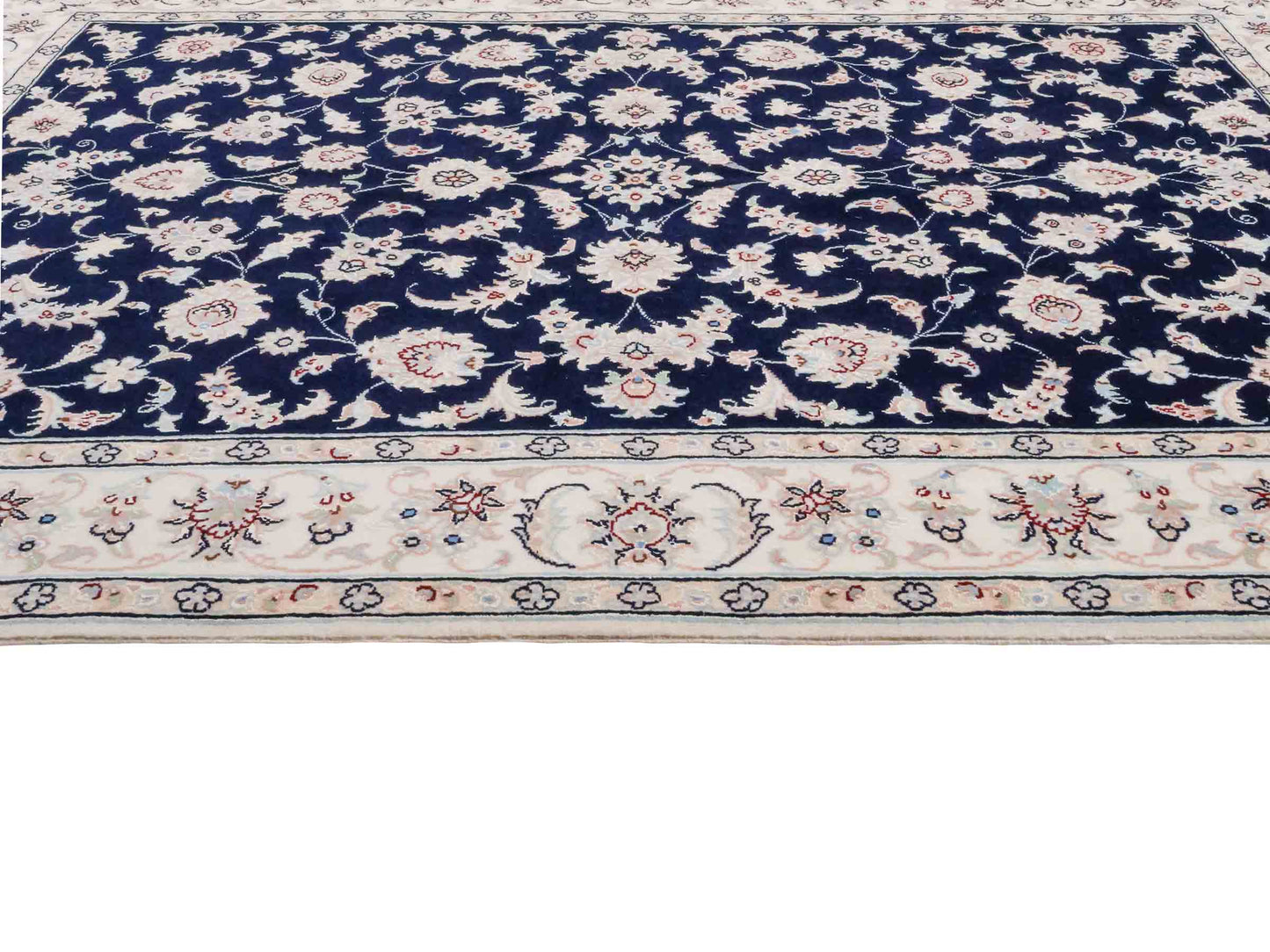Handgeknüpfter Nain 9La Perserteppich von Khademi aus Wolle mit Seide, signiert, navy-blau-weiß. Persischer Orientteppich mit Medaillon. Von Hand geknüpft in Iran / Persien. Größe: 180 cm x 119 cm. Teppichnummer: SB3-1131 | Jupiter Intl.