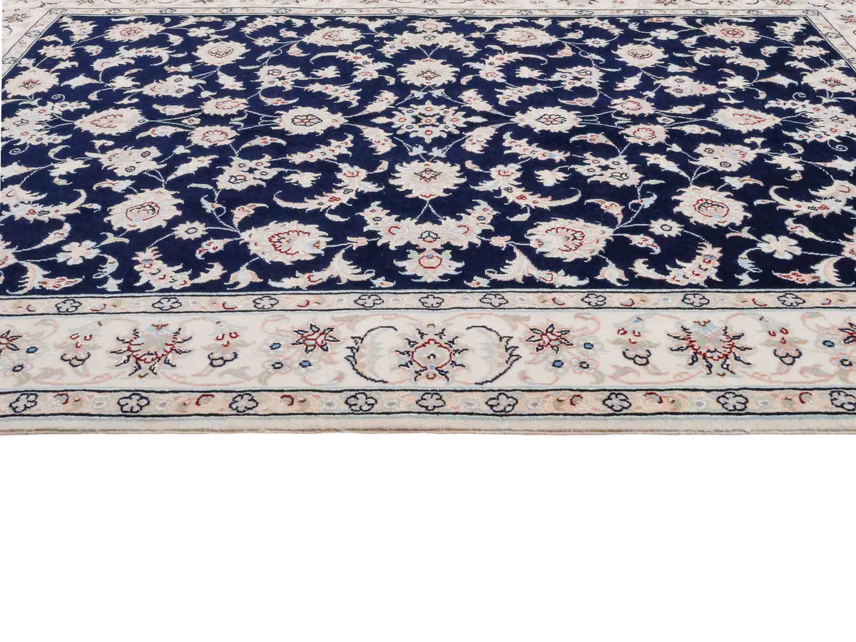 Handgeknüpfter Nain 9La Perserteppich von Khademi aus Wolle mit Seide, signiert, navy-blau-weiß. Persischer Orientteppich mit Medaillon. Von Hand geknüpft in Iran / Persien. Größe: 180 cm x 119 cm. Teppichnummer: SB3-1131 | Jupiter Intl.