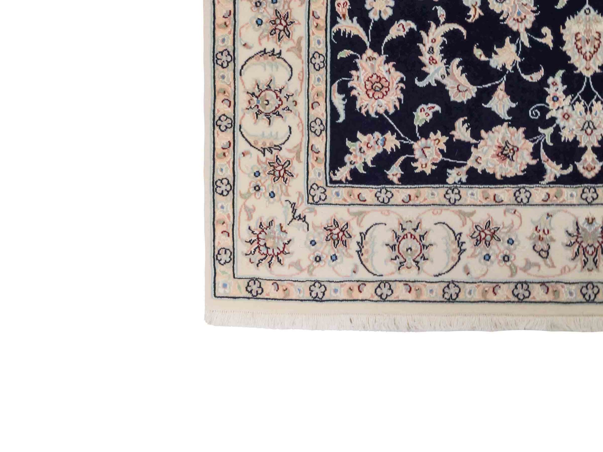 Handgeknüpfter Nain 9La Perserteppich von Khademi aus Wolle mit Seide, signiert, navy-blau-weiß. Persischer Orientteppich mit Medaillon. Von Hand geknüpft in Iran / Persien. Größe: 180 cm x 119 cm. Teppichnummer: SB3-1131 | Jupiter Intl.