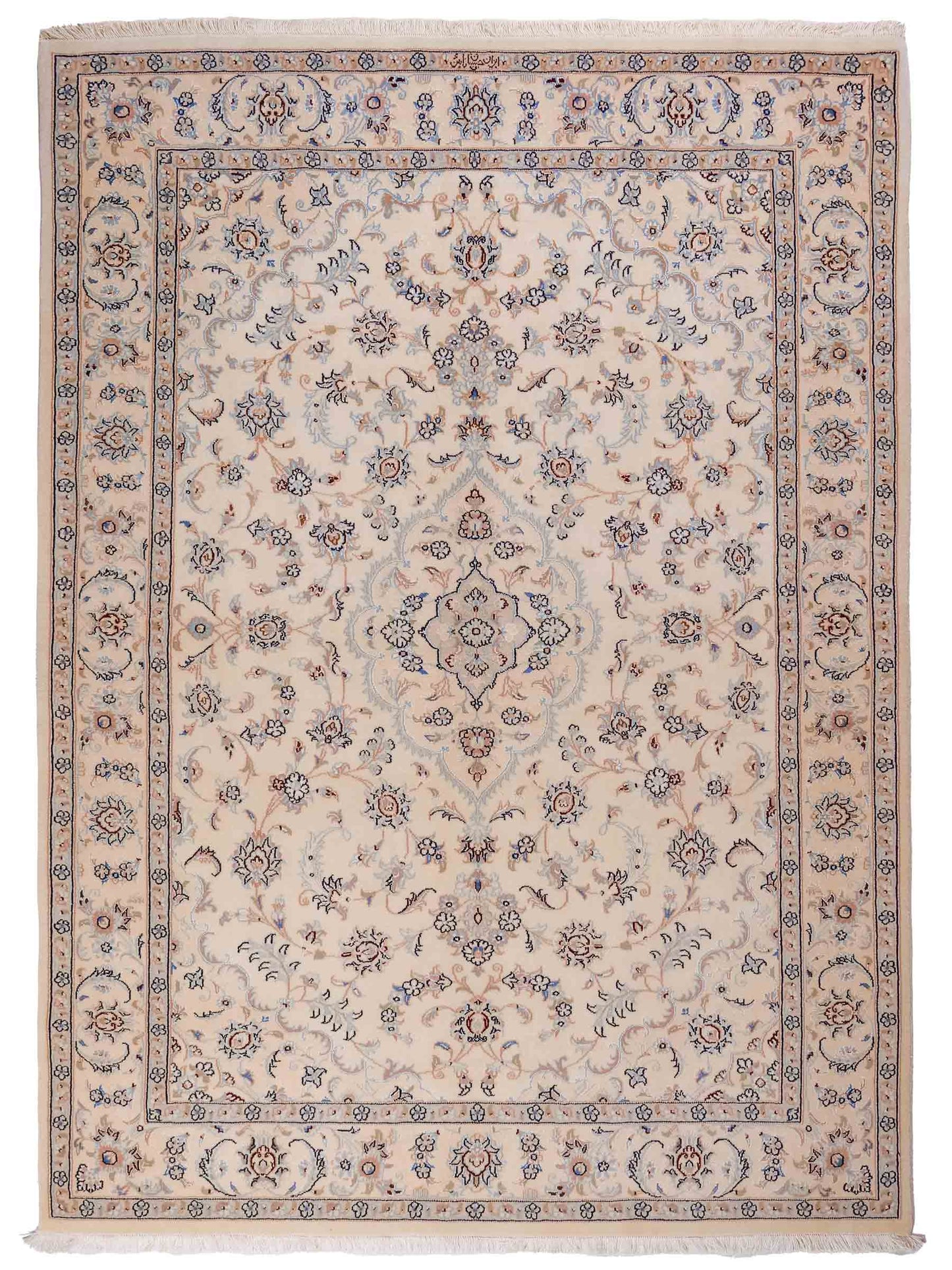 Handgeknüpfter Nain 9La Perserteppich von Khademi aus Wolle mit Seide, signiert, elfenbein-cremeweiß. Persischer Orientteppich mit Medaillon. Von Hand geknüpft in Iran / Persien. Größe: 190 cm x 138 cm. Teppichnummer: SB3-1112 | Jupiter Intl.