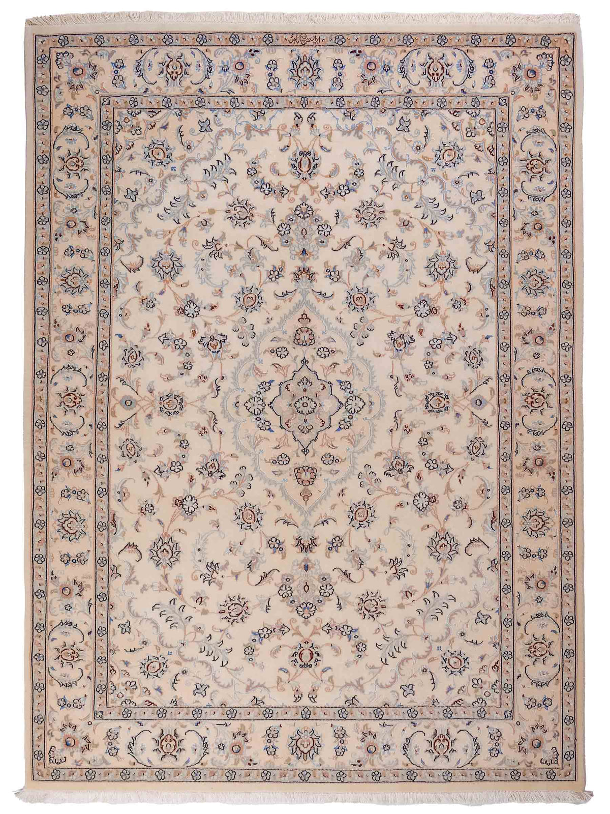 Handgeknüpfter Nain 9La Perserteppich von Khademi aus Wolle mit Seide, signiert, elfenbein-cremeweiß. Persischer Orientteppich mit Medaillon. Von Hand geknüpft in Iran / Persien. Größe: 190 cm x 138 cm. Teppichnummer: SB3-1112 | Jupiter Intl.