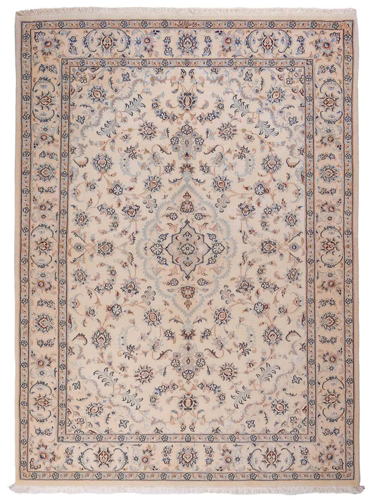 Handgeknüpfter Nain 9La Perserteppich von Khademi aus Wolle mit Seide, signiert, elfenbein-cremeweiß. Persischer Orientteppich mit Medaillon. Von Hand geknüpft in Iran / Persien. Größe: 190 cm x 138 cm. Teppichnummer: SB3-1112 | Jupiter Intl.