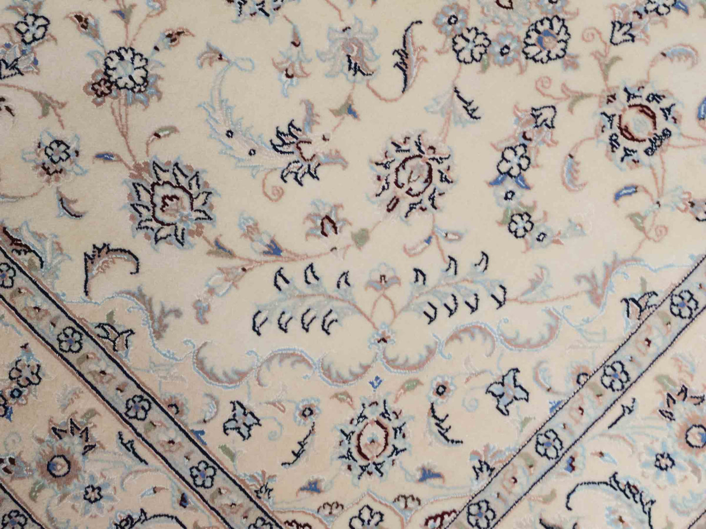 Handgeknüpfter Nain 9La Perserteppich von Khademi aus Wolle mit Seide, signiert, elfenbein-cremeweiß. Persischer Orientteppich mit Medaillon. Von Hand geknüpft in Iran / Persien. Größe: 190 cm x 138 cm. Teppichnummer: SB3-1112 | Jupiter Intl.