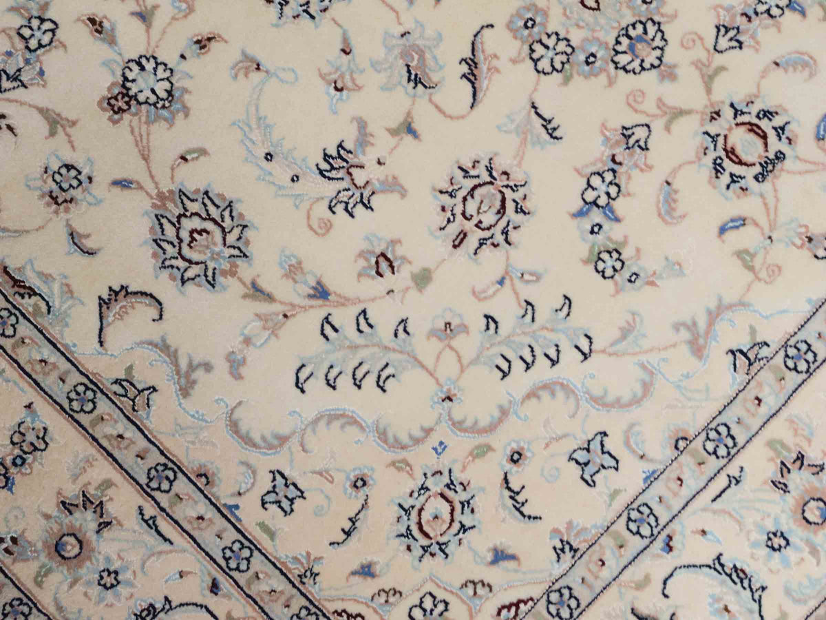 Handgeknüpfter Nain 9La Perserteppich von Khademi aus Wolle mit Seide, signiert, elfenbein-cremeweiß. Persischer Orientteppich mit Medaillon. Von Hand geknüpft in Iran / Persien. Größe: 190 cm x 138 cm. Teppichnummer: SB3-1112 | Jupiter Intl.