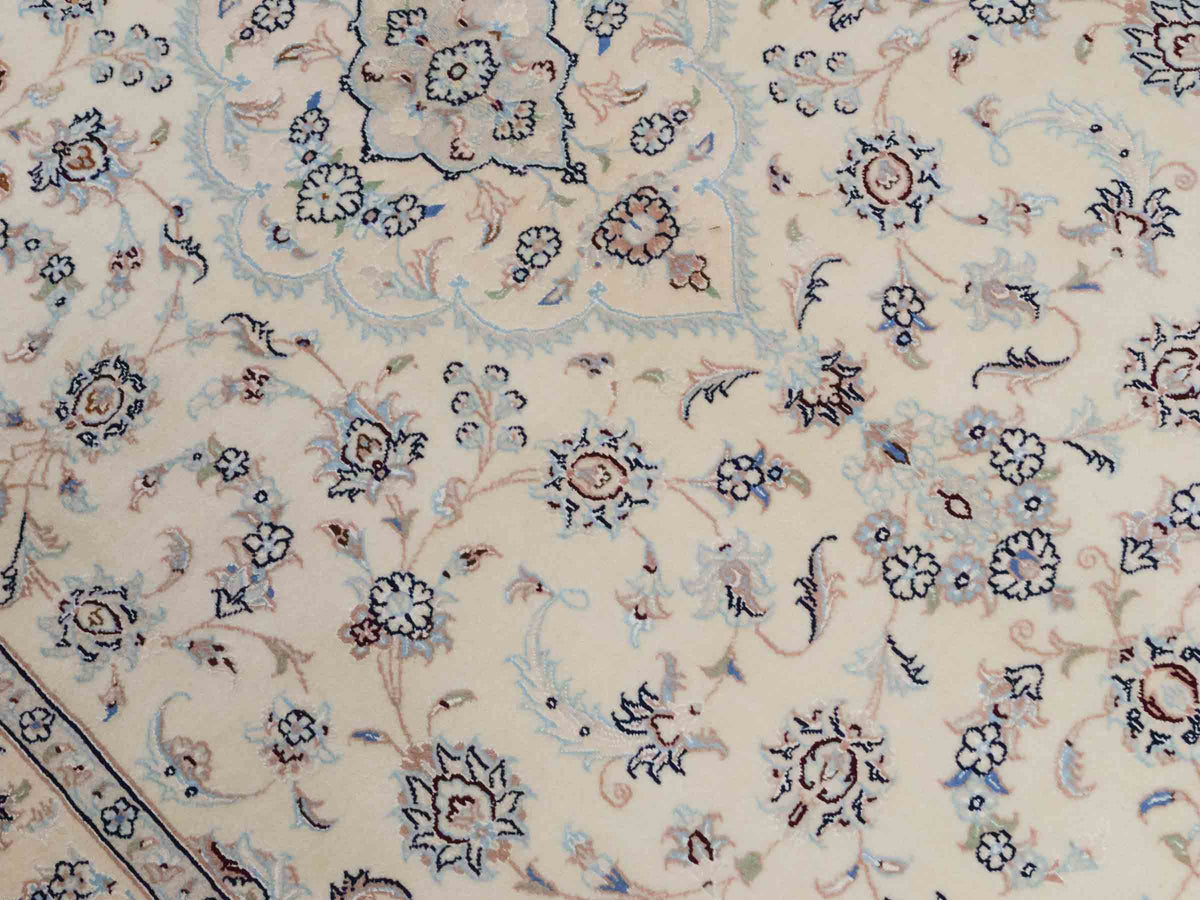 Handgeknüpfter Nain 9La Perserteppich von Khademi aus Wolle mit Seide, signiert, elfenbein-cremeweiß. Persischer Orientteppich mit Medaillon. Von Hand geknüpft in Iran / Persien. Größe: 190 cm x 138 cm. Teppichnummer: SB3-1112 | Jupiter Intl.