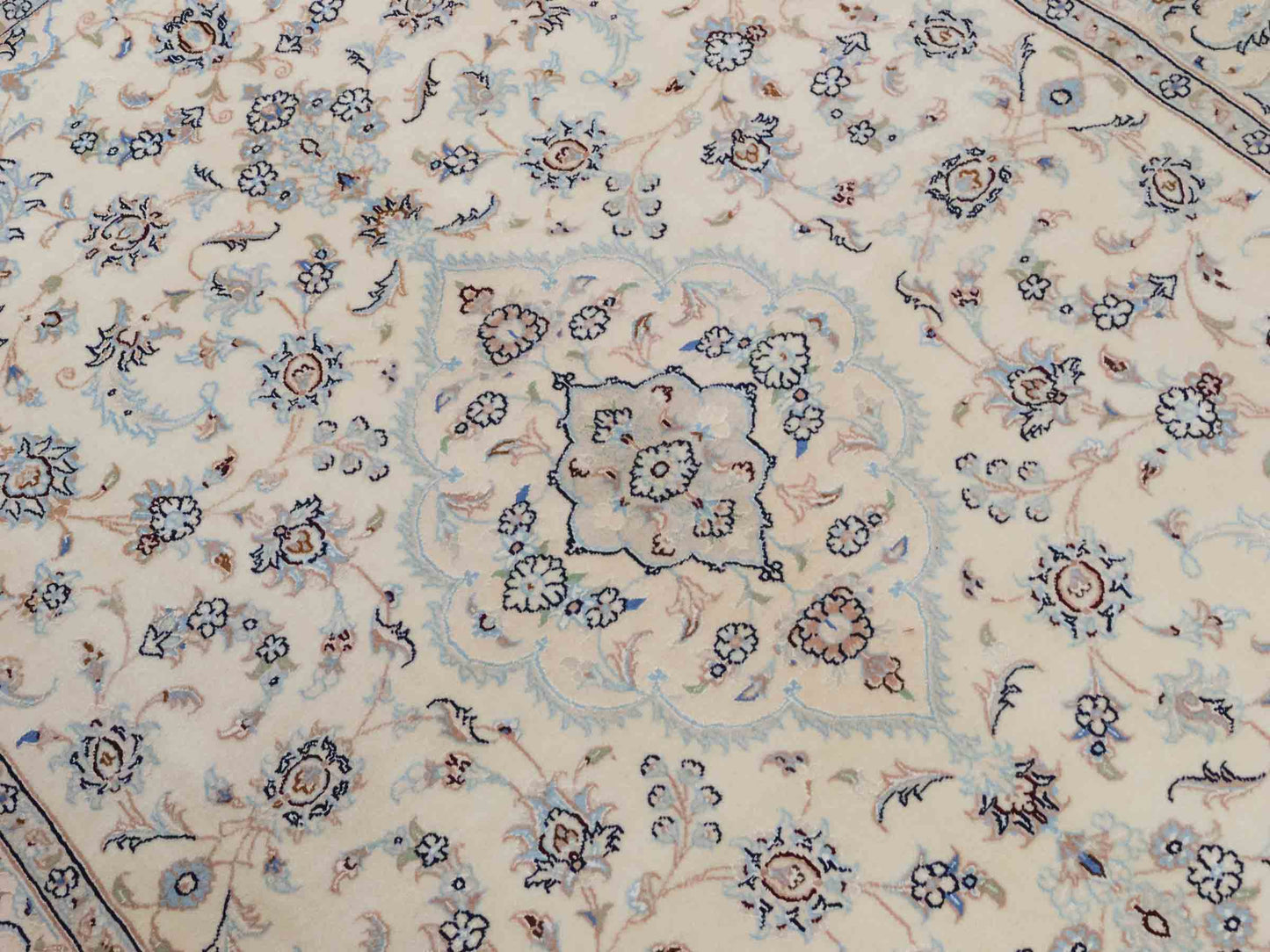 Handgeknüpfter Nain 9La Perserteppich von Khademi aus Wolle mit Seide, signiert, elfenbein-cremeweiß. Persischer Orientteppich mit Medaillon. Von Hand geknüpft in Iran / Persien. Größe: 190 cm x 138 cm. Teppichnummer: SB3-1112 | Jupiter Intl.